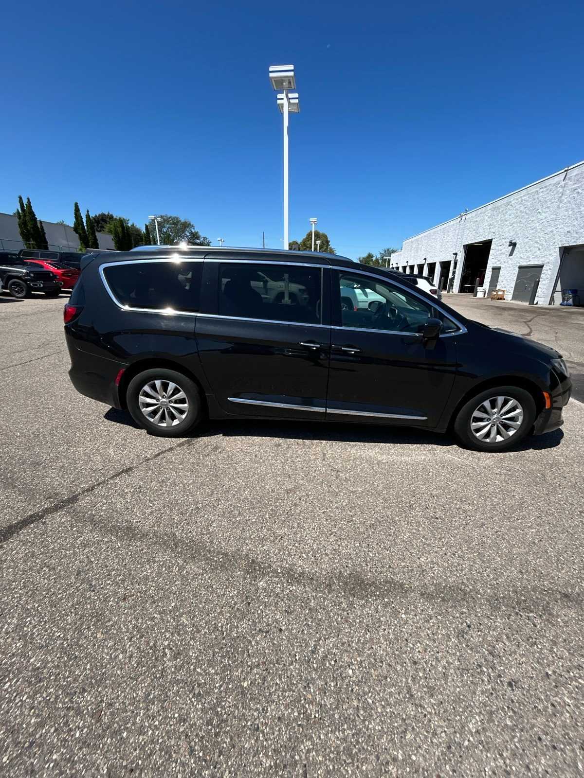 Thumbnail: 2018 Chrysler Pacifica - 10