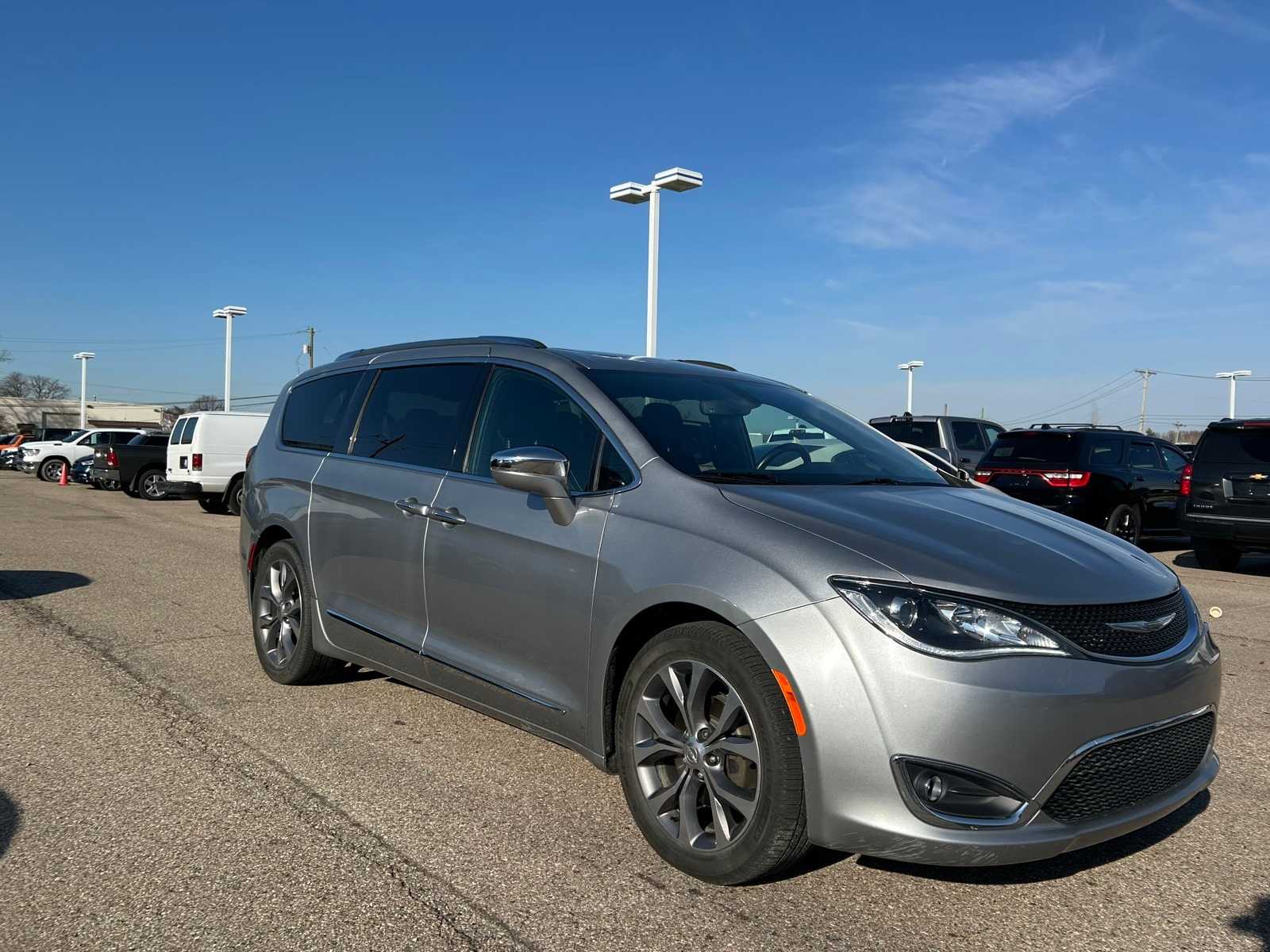2020 Chrysler Pacifica Limited 35th Anniversary photo 3
