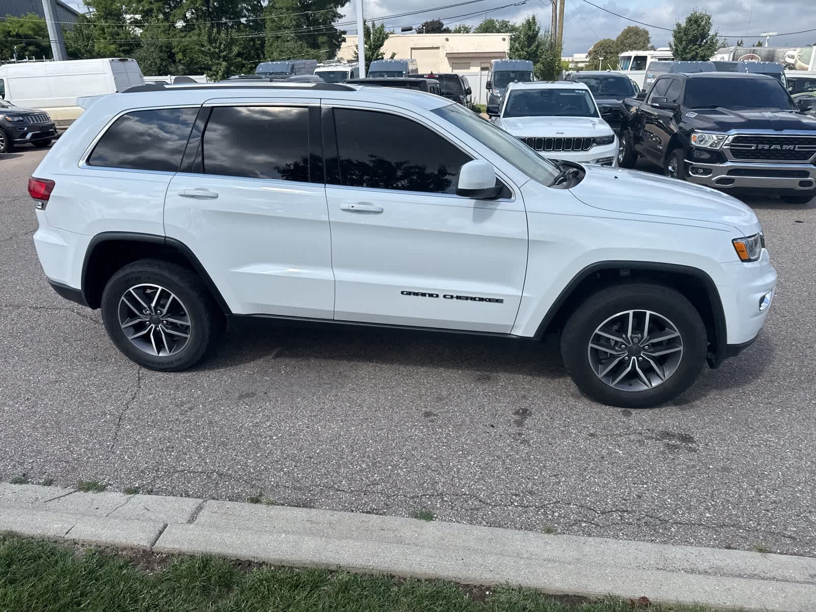 Thumbnail: 2020 Jeep Grand Cherokee - 13