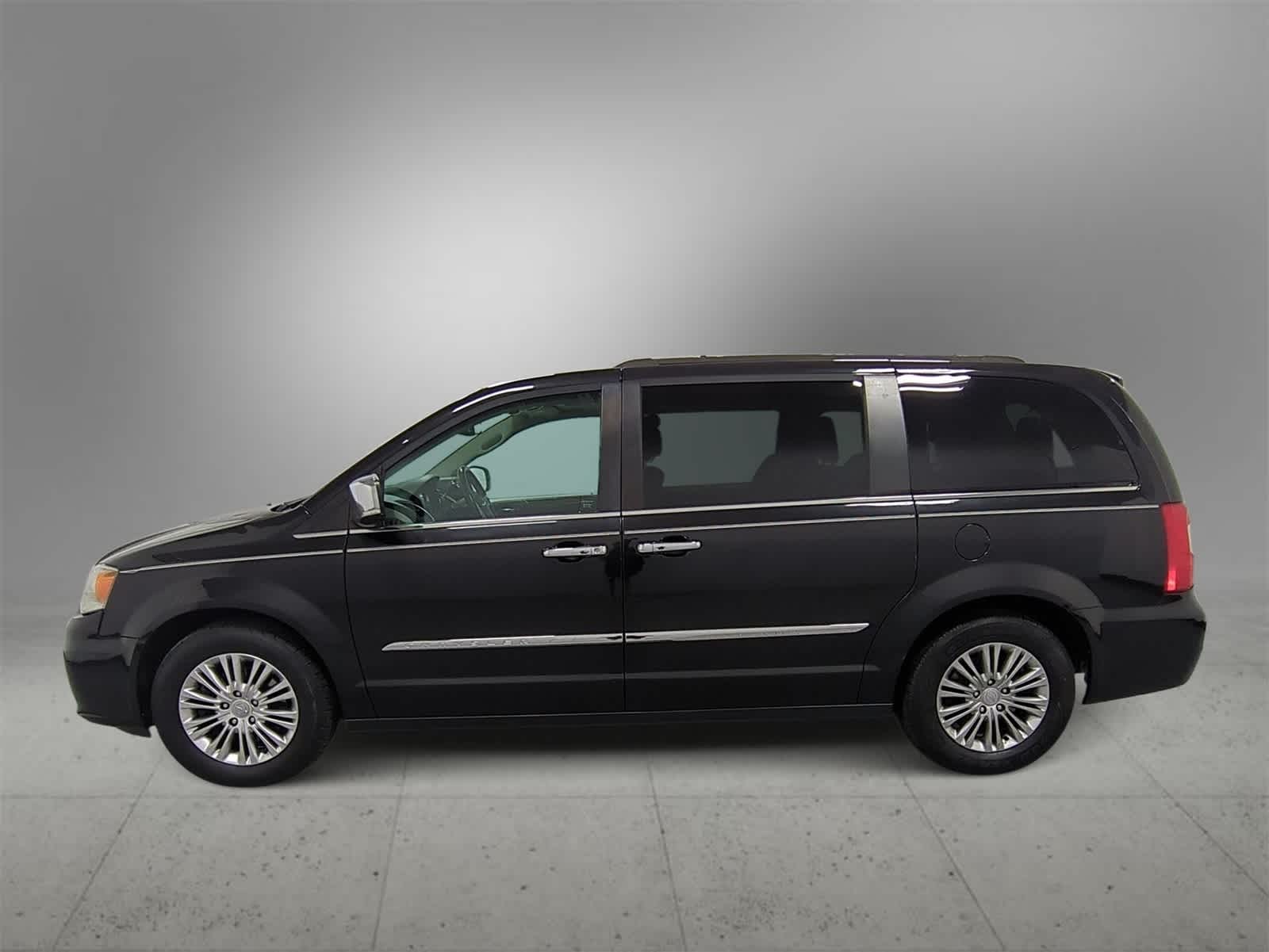 Thumbnail: 2016 Chrysler Town & Country - 5