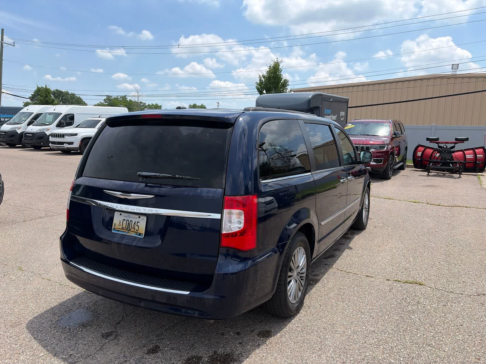 Thumbnail: 2014 Chrysler Town & Country - 12