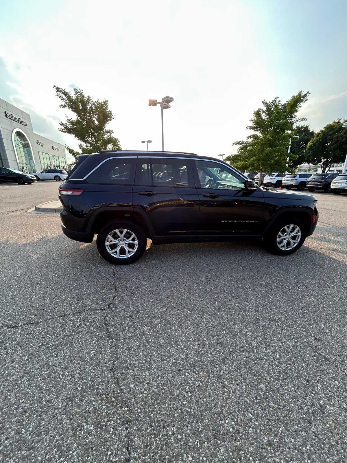 Thumbnail: 2023 Jeep Grand Cherokee - 17
