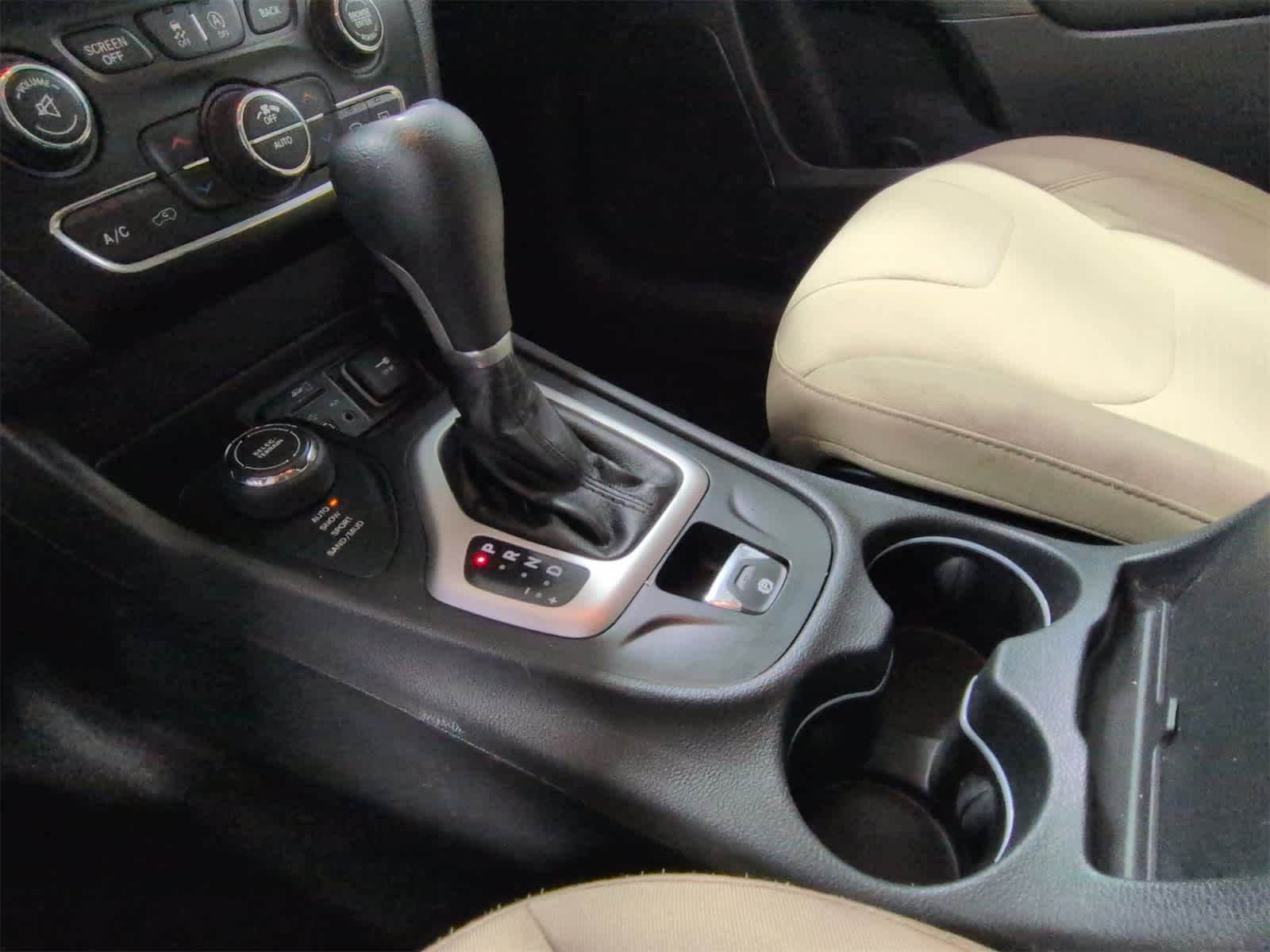 Thumbnail: 2015 Jeep Cherokee - 31