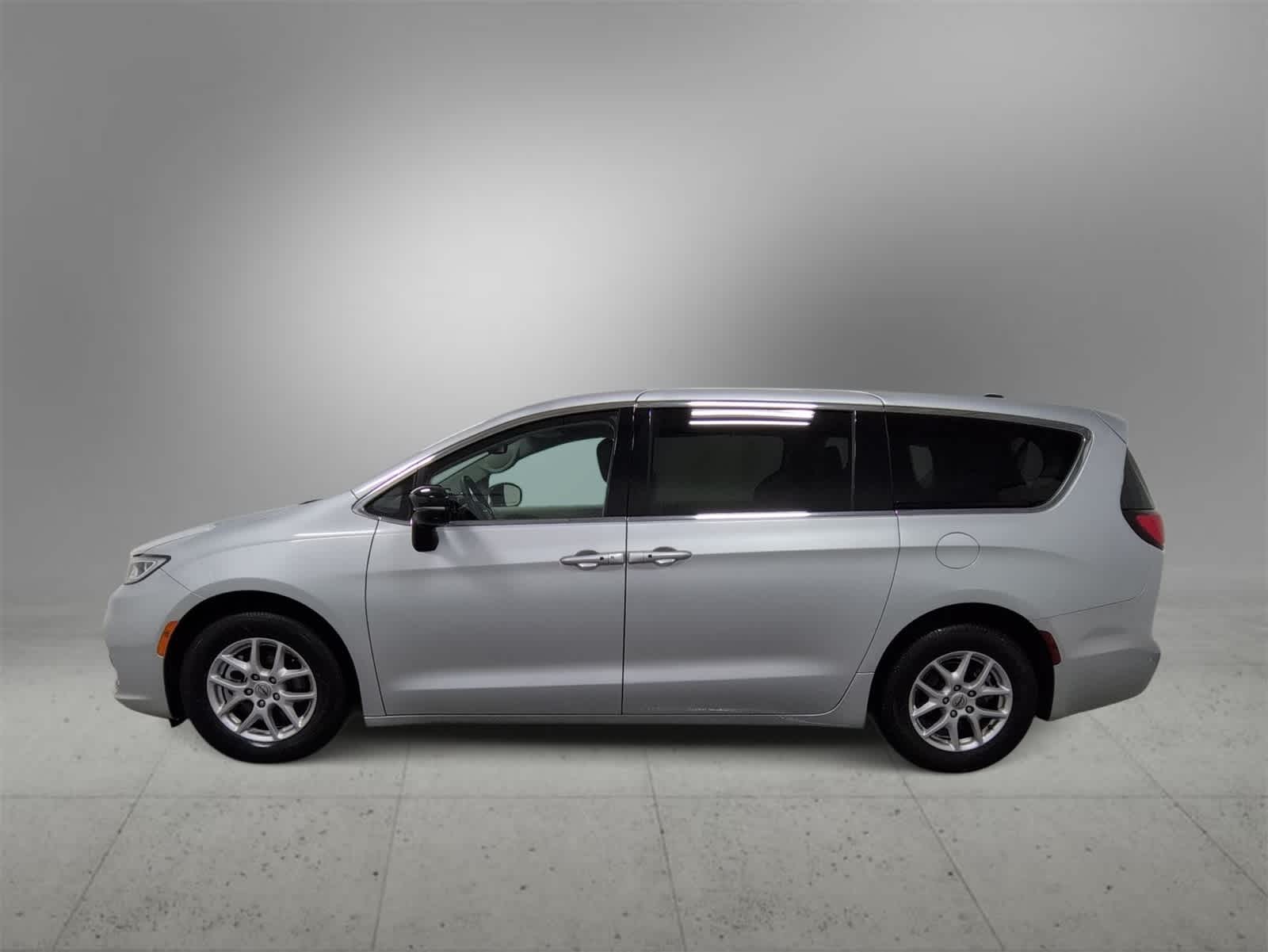 Thumbnail: 2024 Chrysler Pacifica - 5