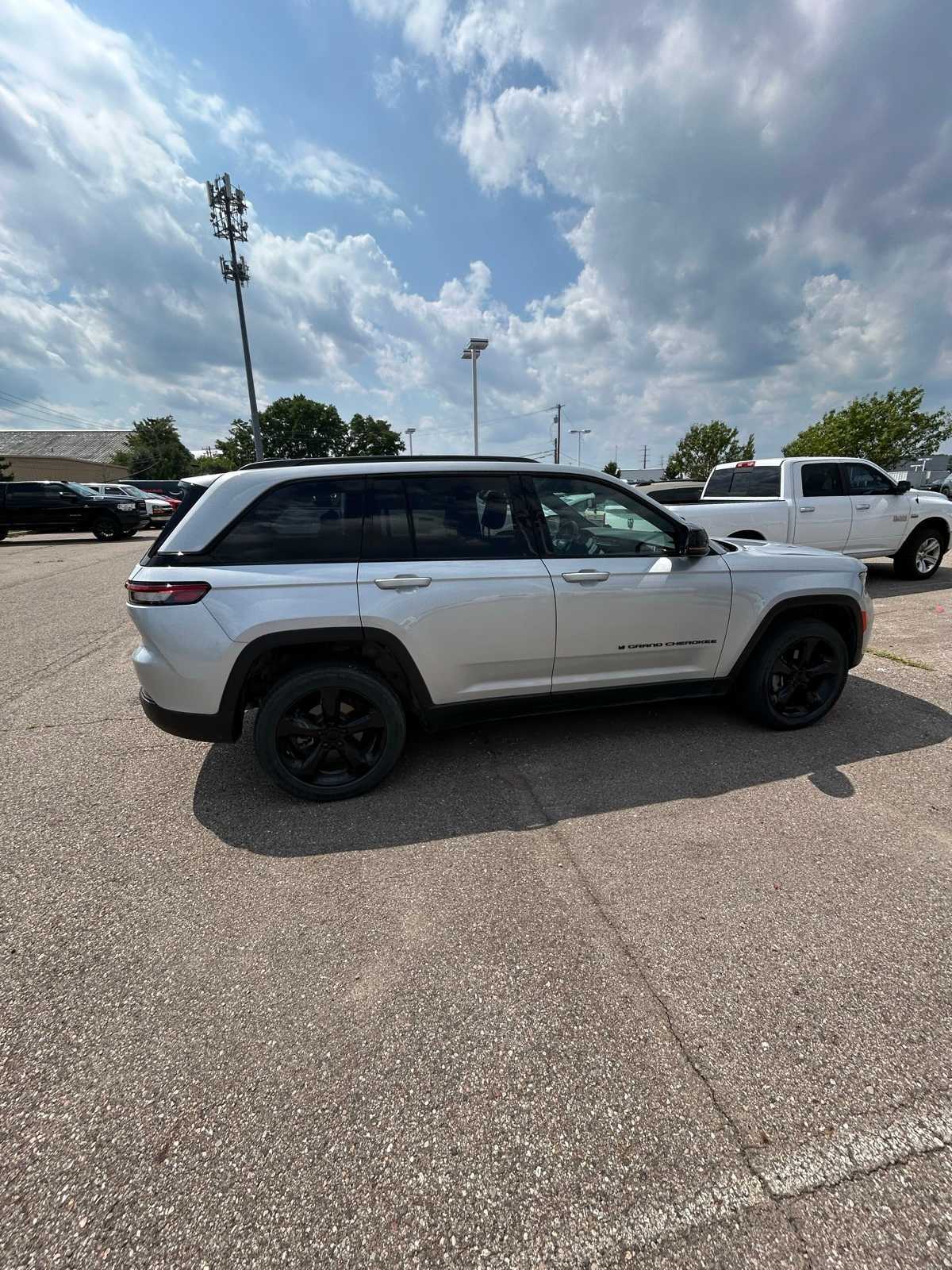 Thumbnail: 2023 Jeep Grand Cherokee - 14