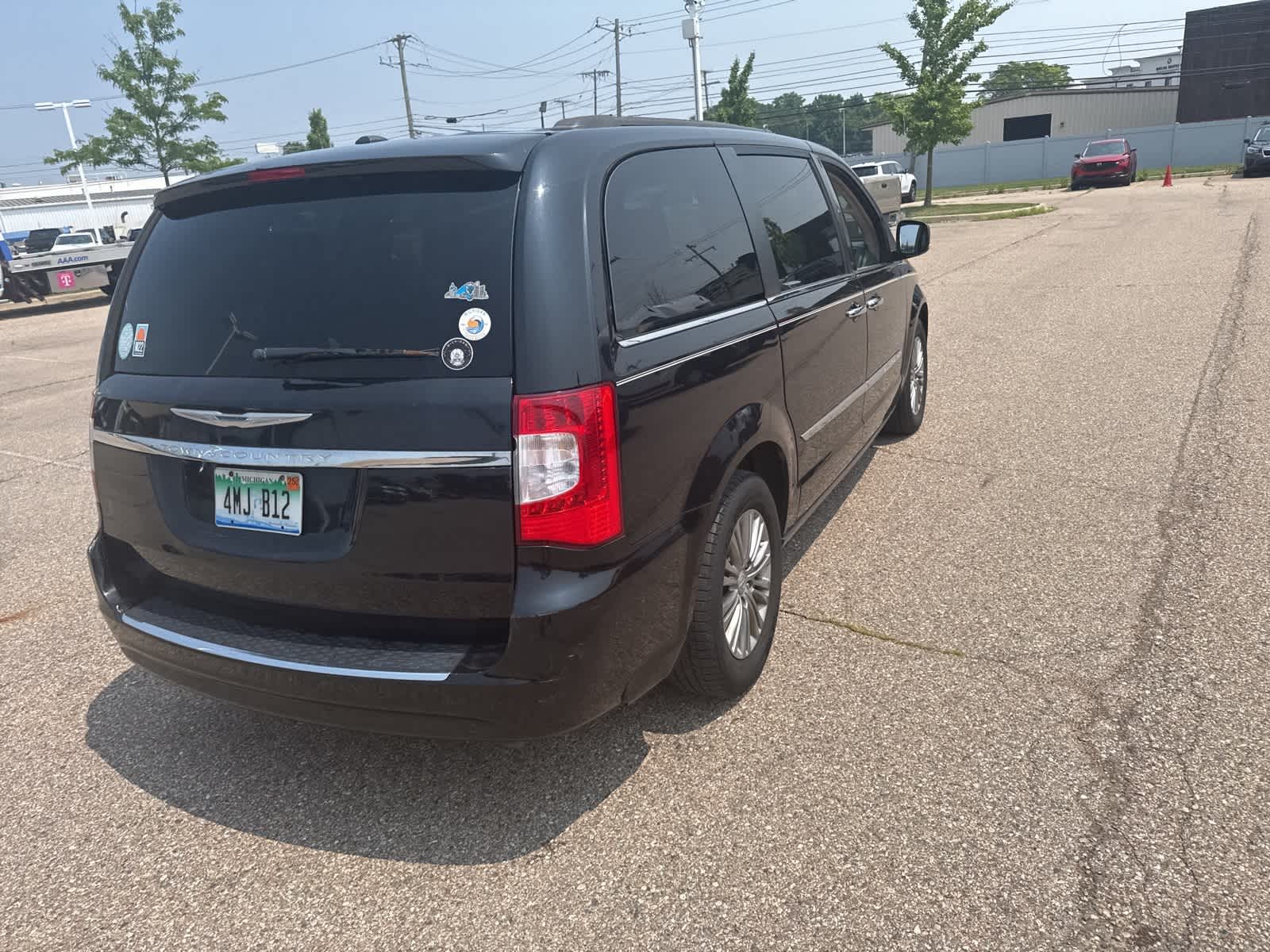 Thumbnail: 2016 Chrysler Town & Country - 17