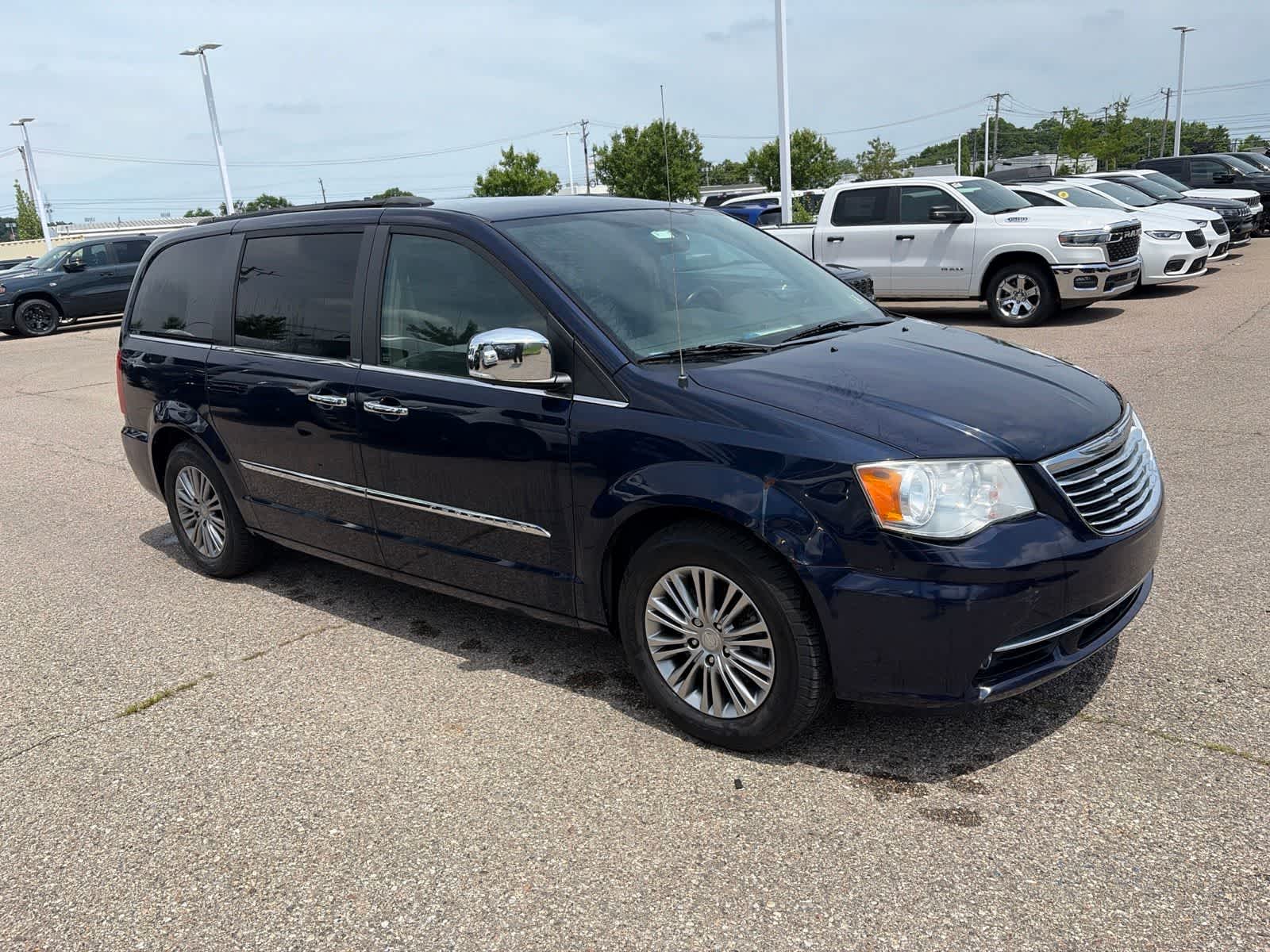Thumbnail: 2014 Chrysler Town & Country - 7