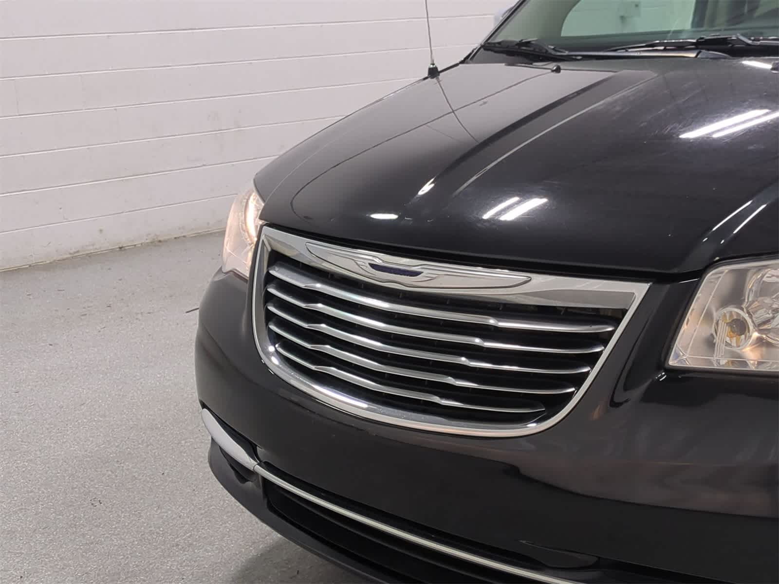 Thumbnail: 2016 Chrysler Town & Country - 12
