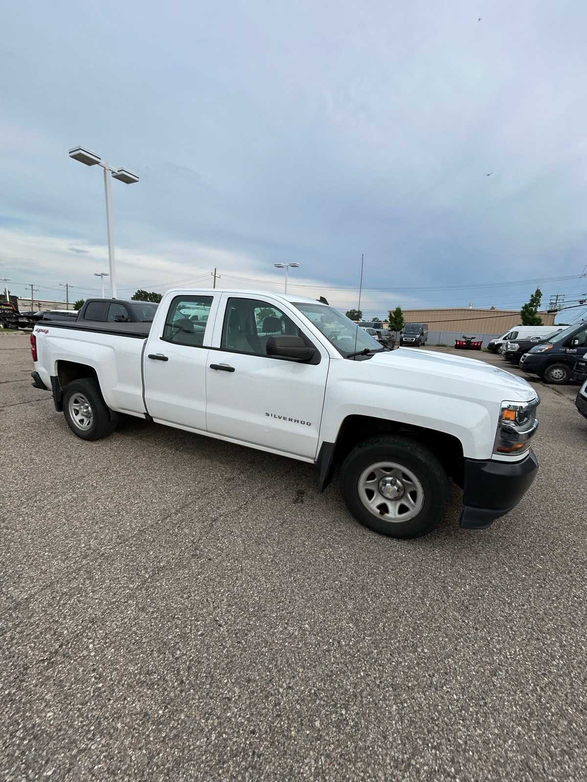 Thumbnail: 2017 Chevrolet Silverado 1500 - 11