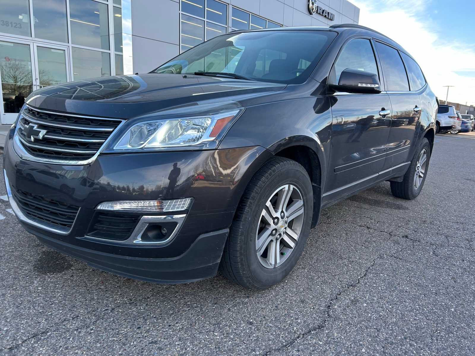 2016 Chevrolet Traverse 2LT photo 2
