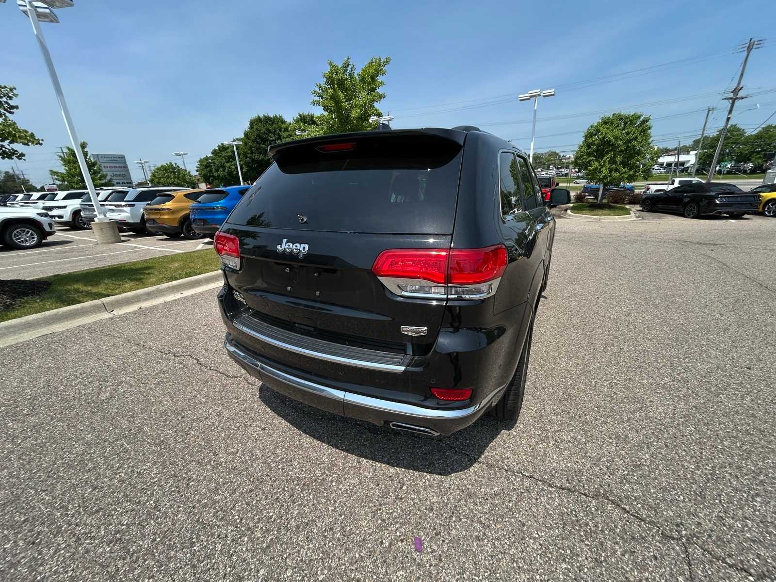Thumbnail: 2017 Jeep Grand Cherokee - 21