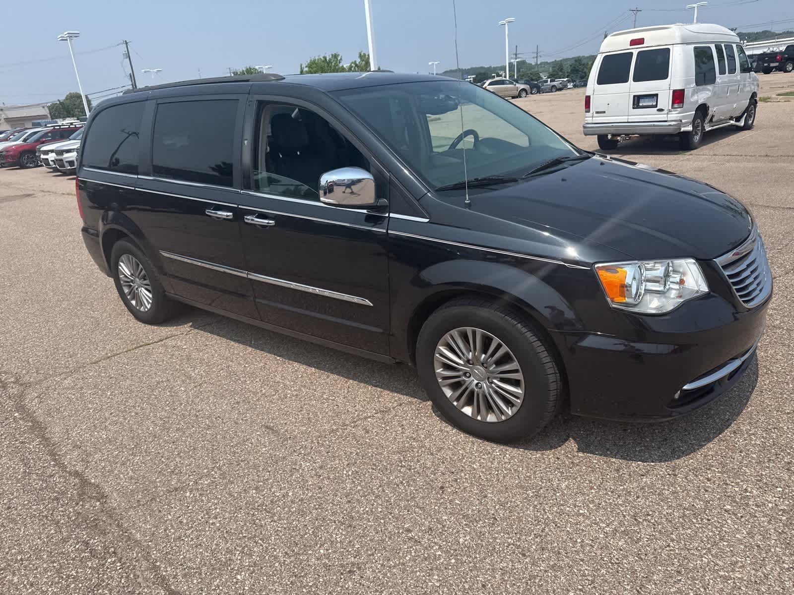 Thumbnail: 2016 Chrysler Town & Country - 9