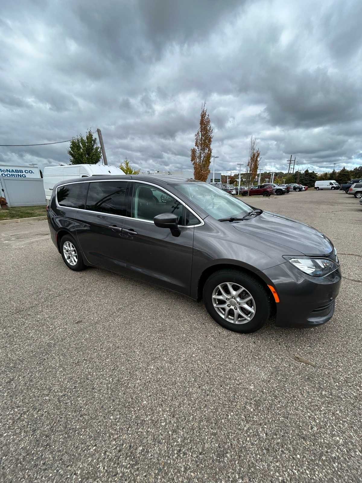 Thumbnail: 2017 Chrysler Pacifica - 9