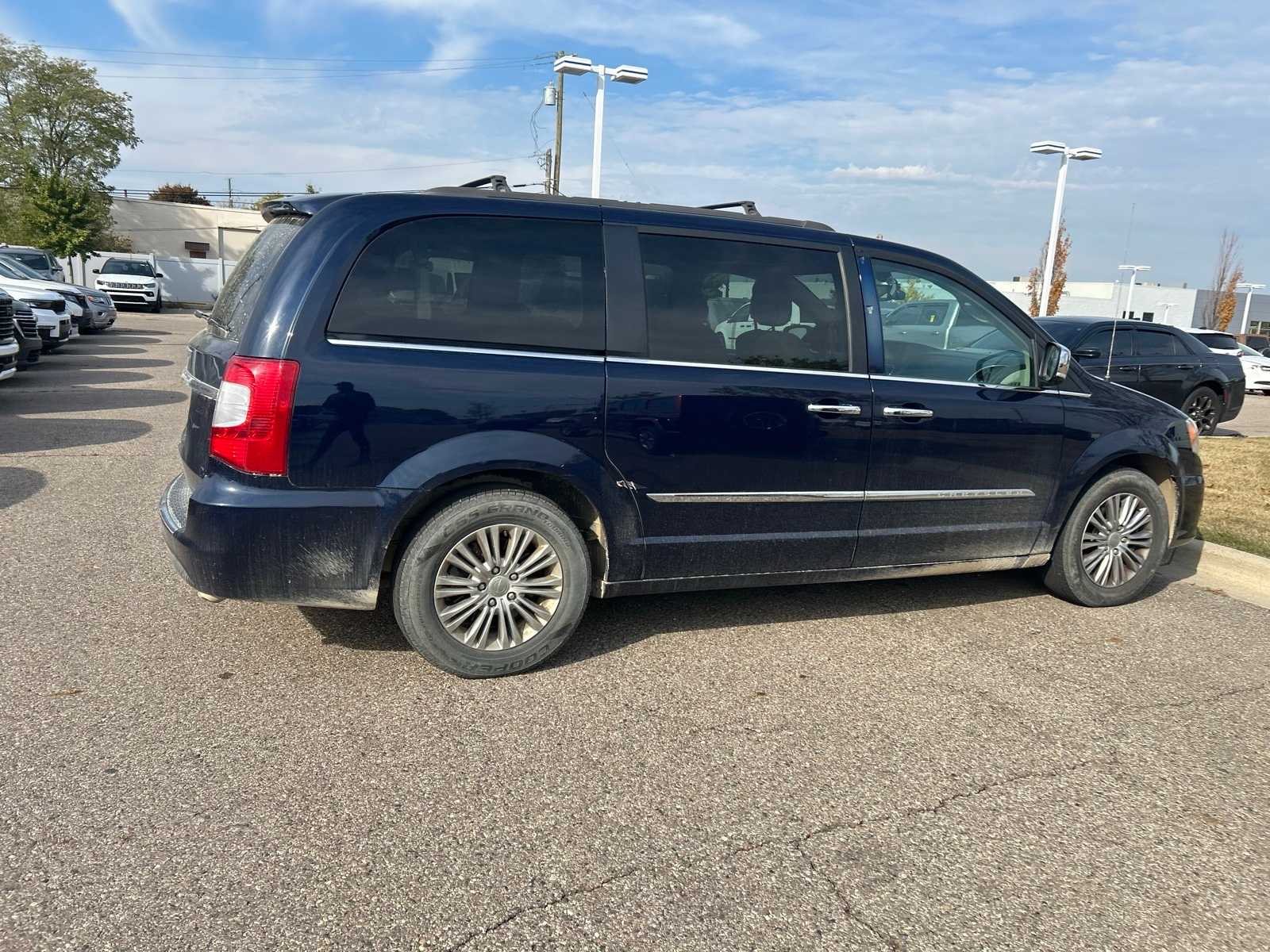 Thumbnail: 2016 Chrysler Town & Country - 16
