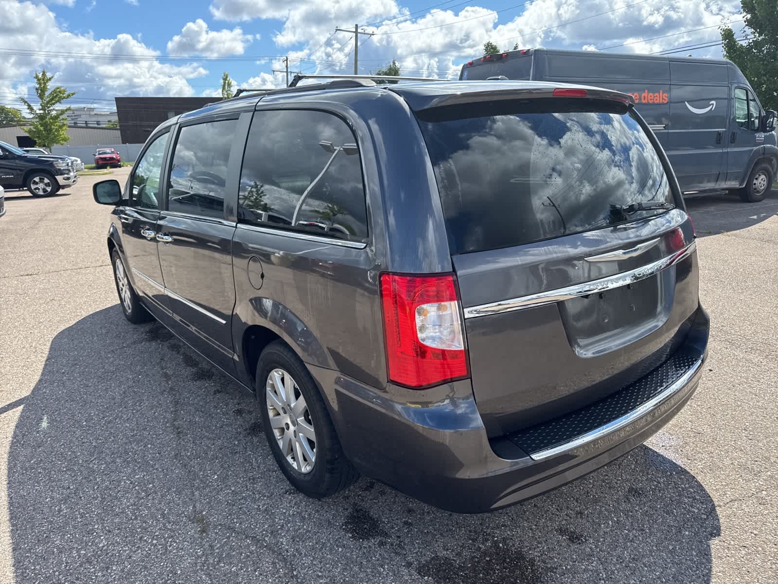 Thumbnail: 2015 Chrysler Town & Country - 20