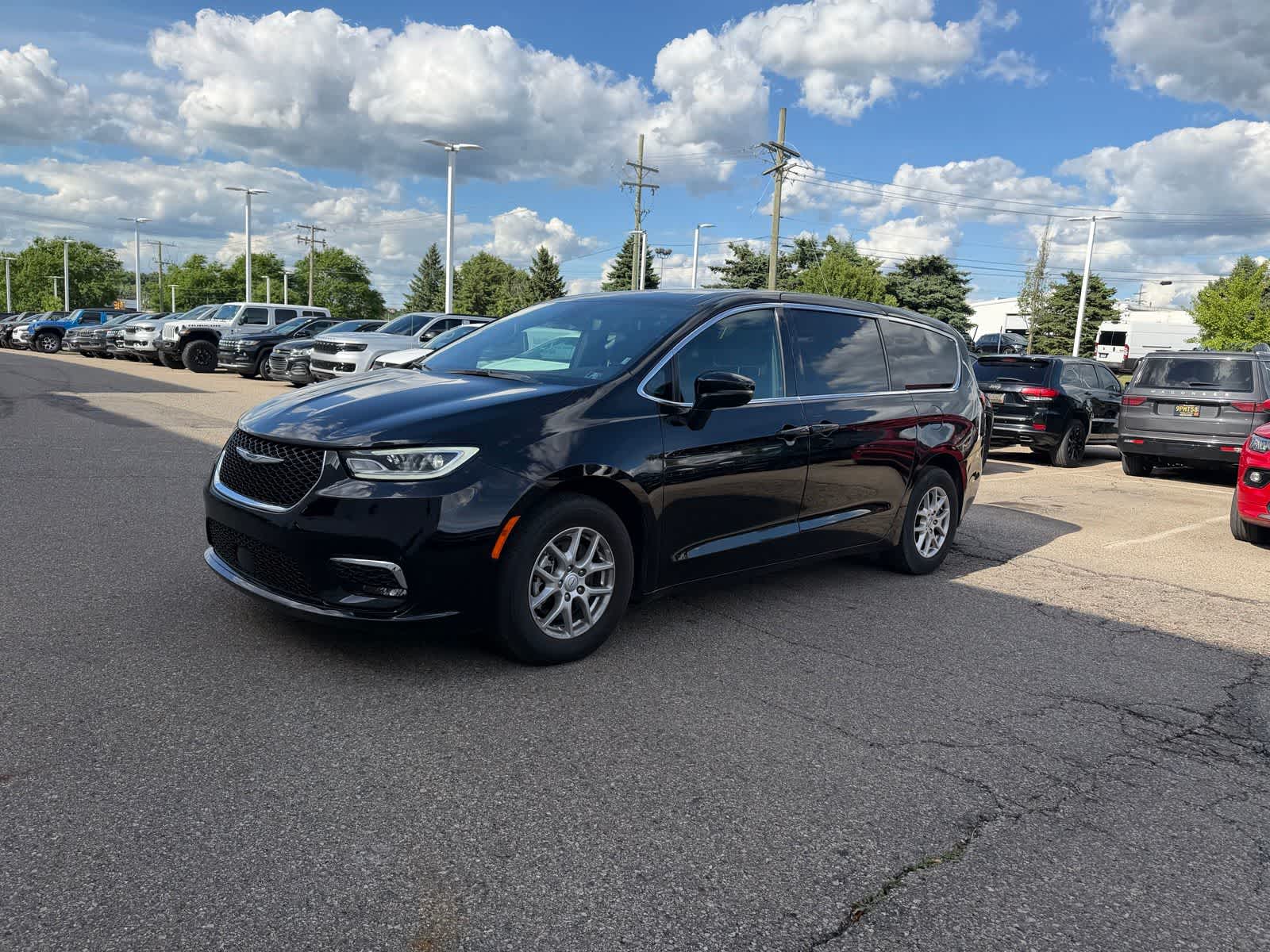 2026 Chrysler Pacifica Select's photo