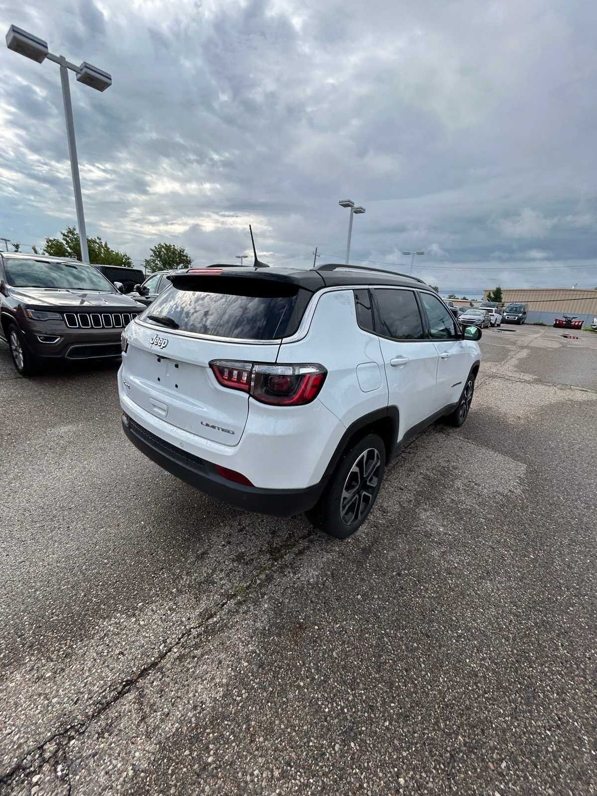 Thumbnail: 2022 Jeep Compass - 14