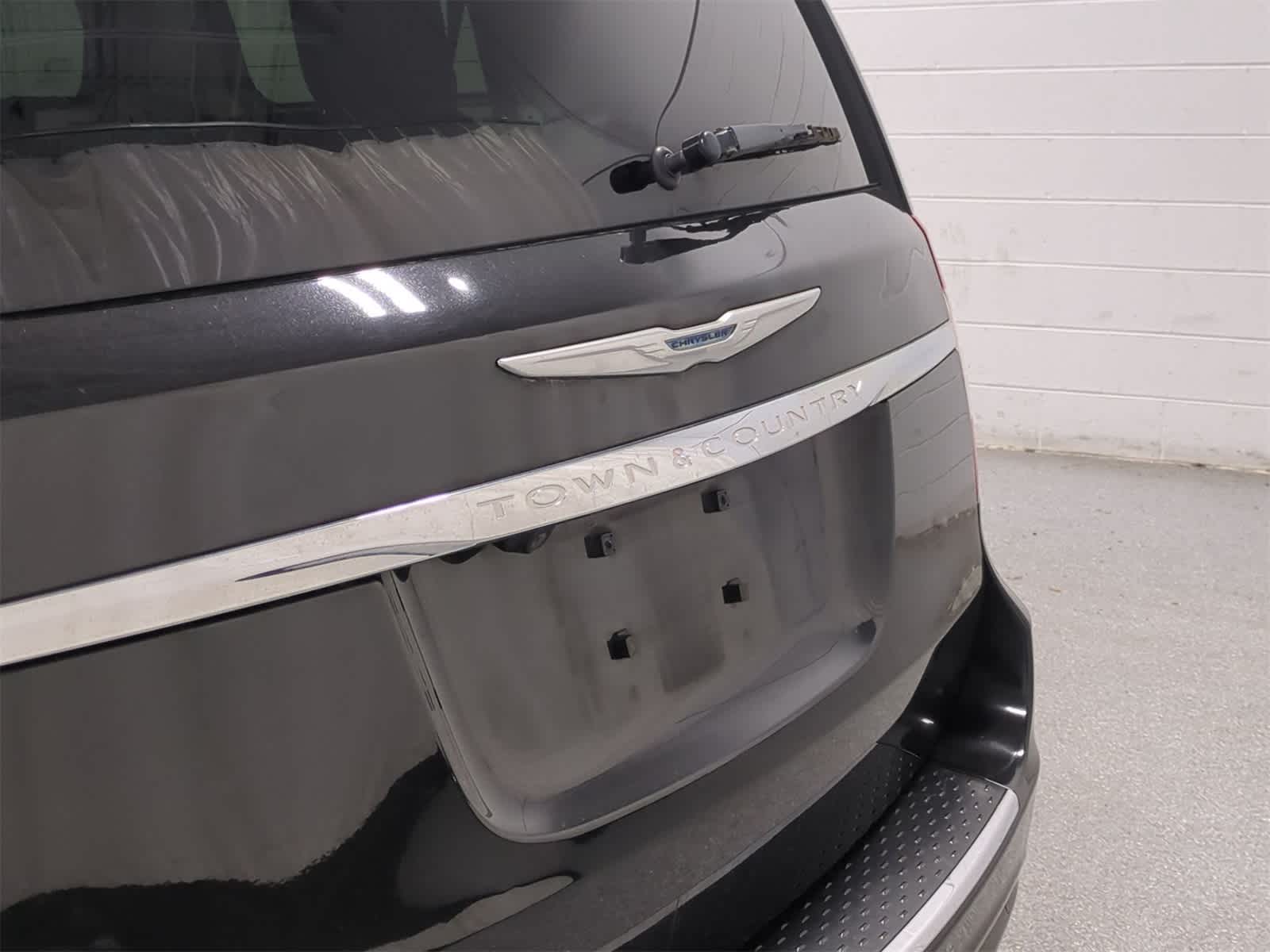 Thumbnail: 2016 Chrysler Town & Country - 13
