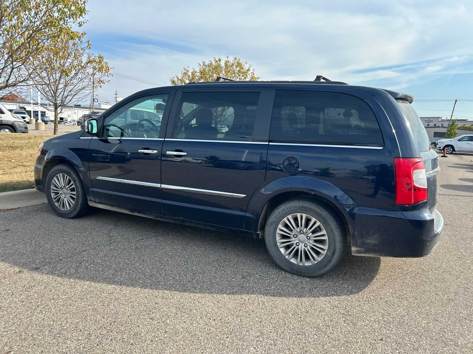 Thumbnail: 2016 Chrysler Town & Country - 23