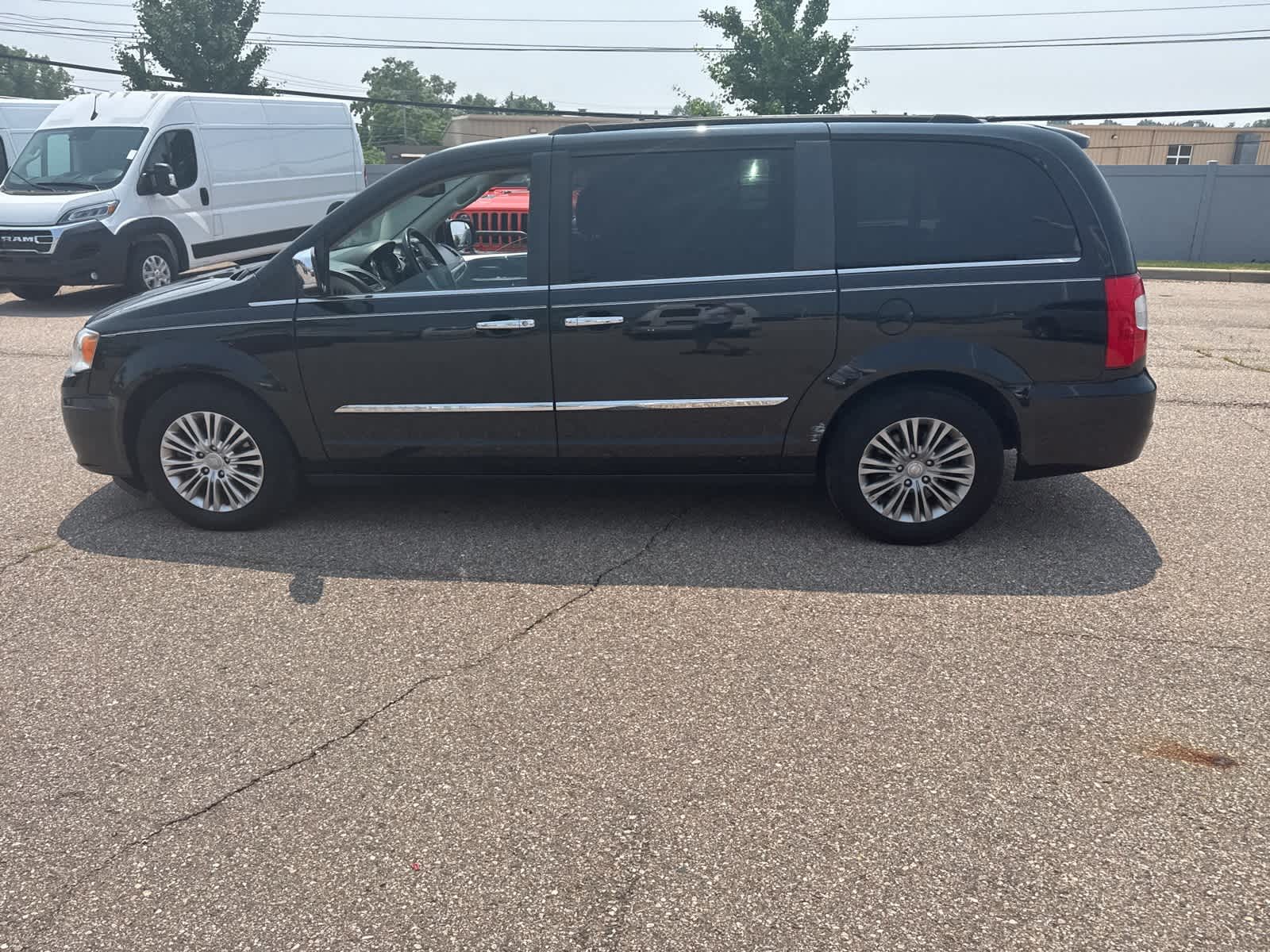 Thumbnail: 2016 Chrysler Town & Country - 25