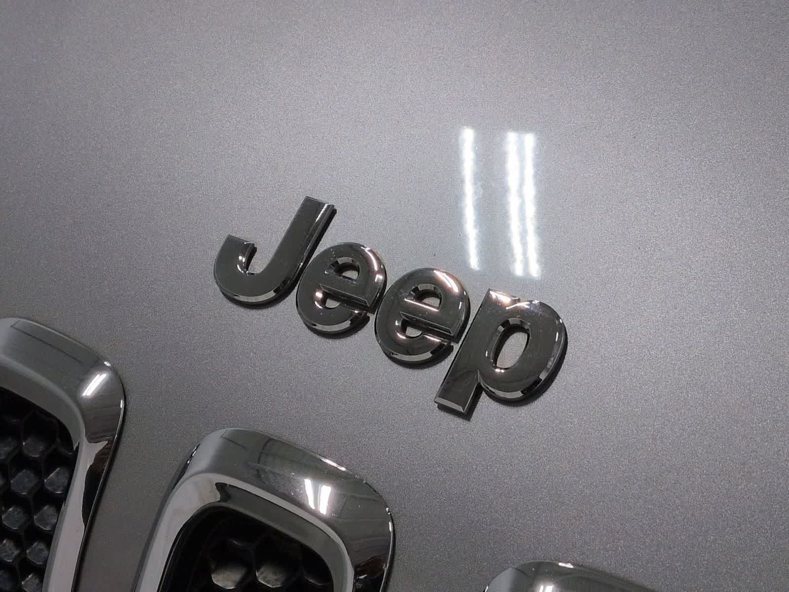 Thumbnail: 2018 Jeep Cherokee - 12