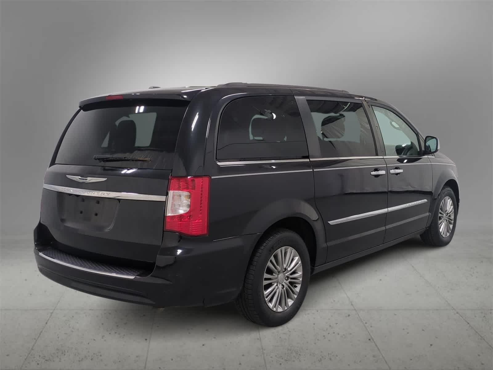 Thumbnail: 2016 Chrysler Town & Country - 8