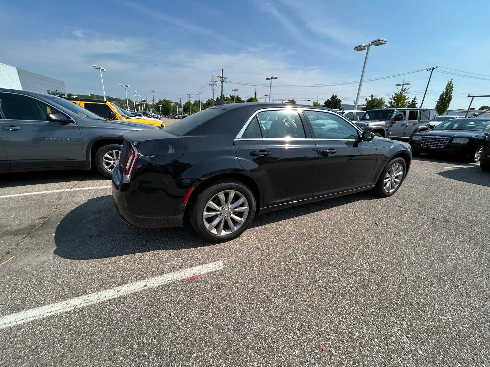 Thumbnail: 2023 Chrysler 300 - 17