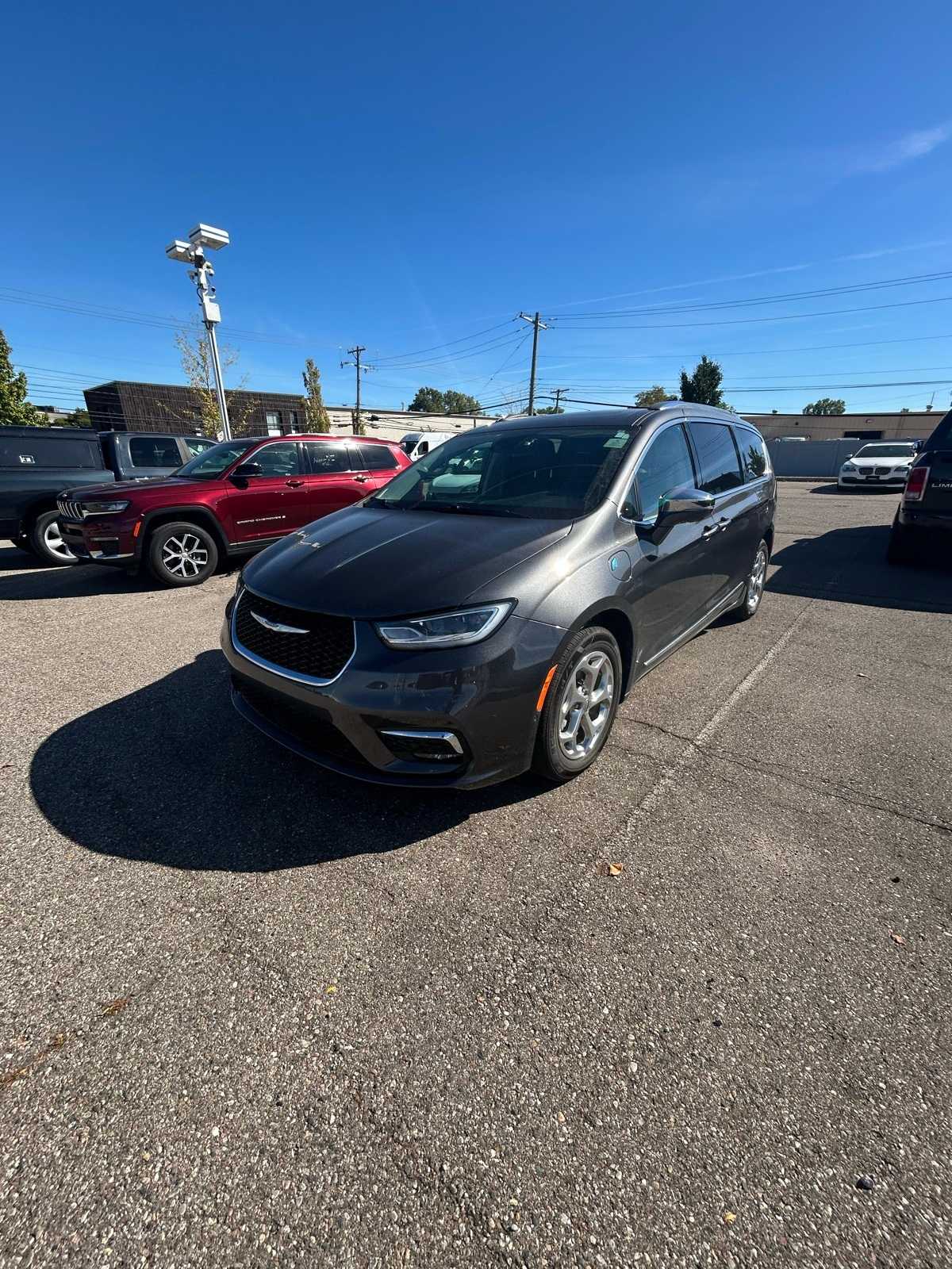 2021 Chrysler Pacifica Limited photo 2