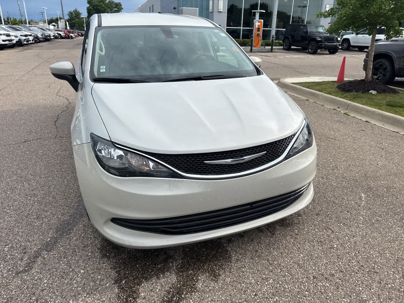 Thumbnail: 2017 Chrysler Pacifica - 6