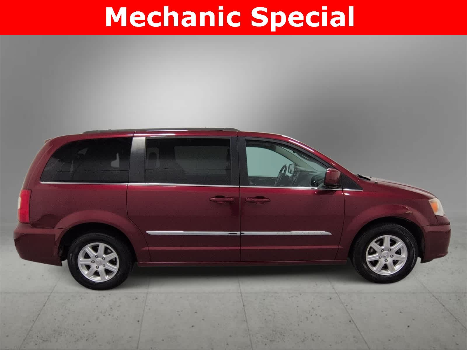 Thumbnail: 2012 Chrysler Town & Country - 9