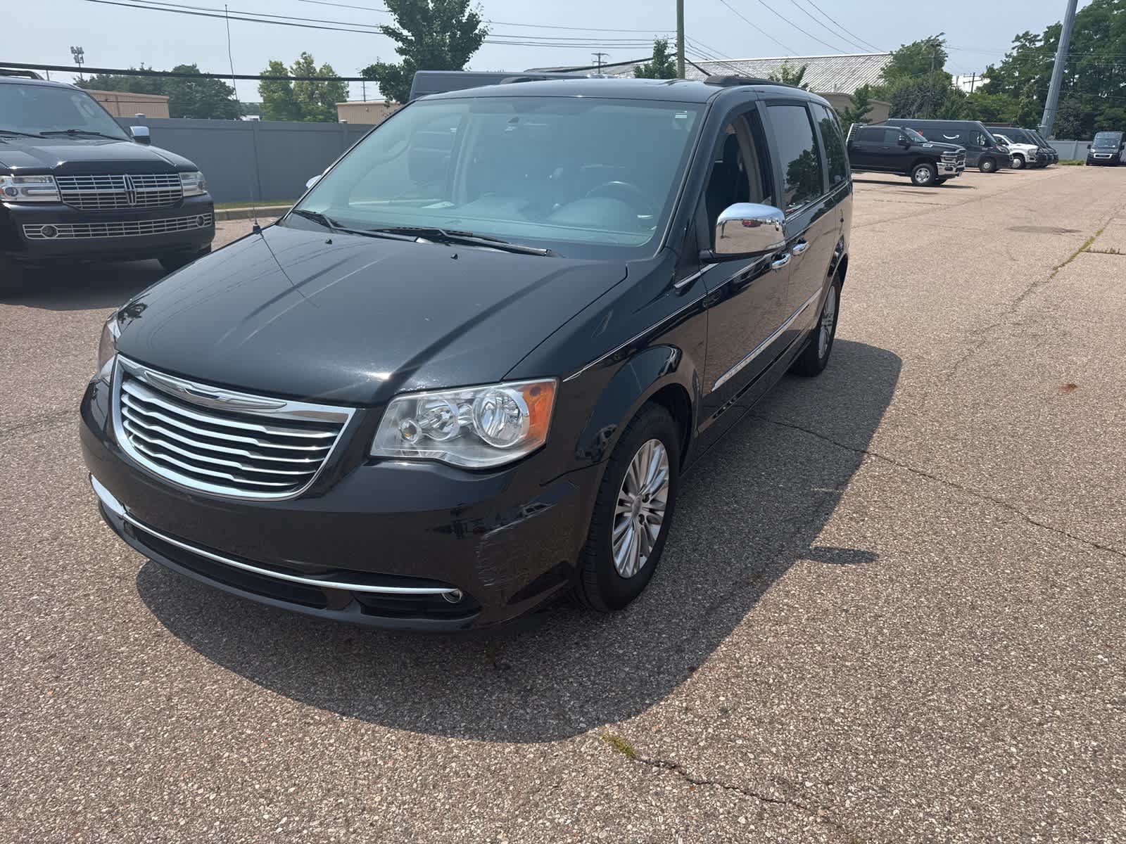 Thumbnail: 2016 Chrysler Town & Country - 1
