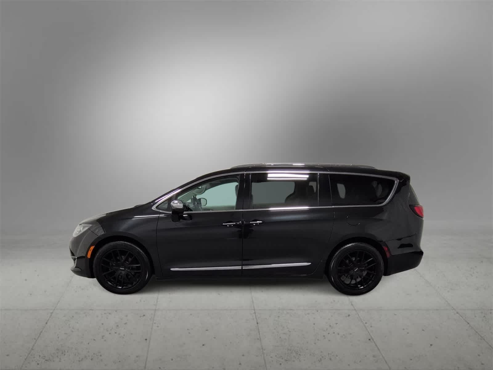 Thumbnail: 2017 Chrysler Pacifica - 6
