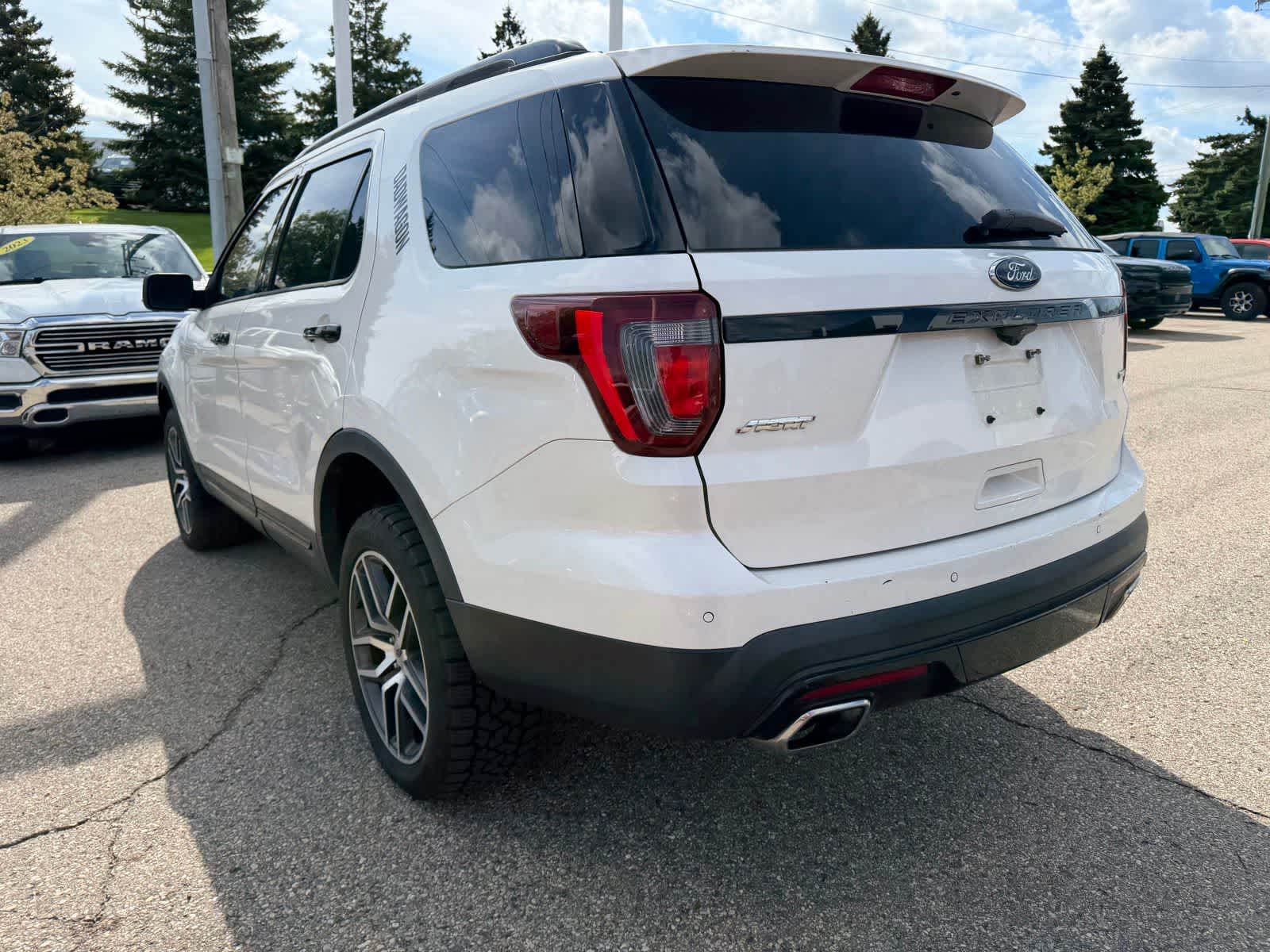 Thumbnail: 2016 Ford Explorer - 24