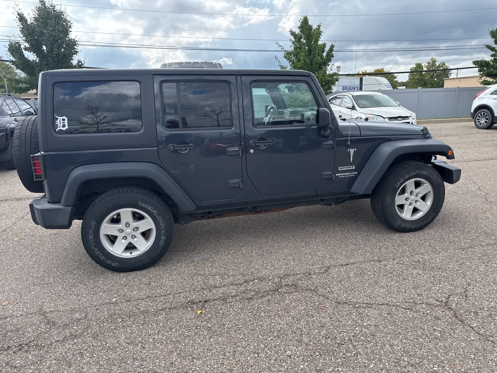Thumbnail: 2017 Jeep Wrangler - 15