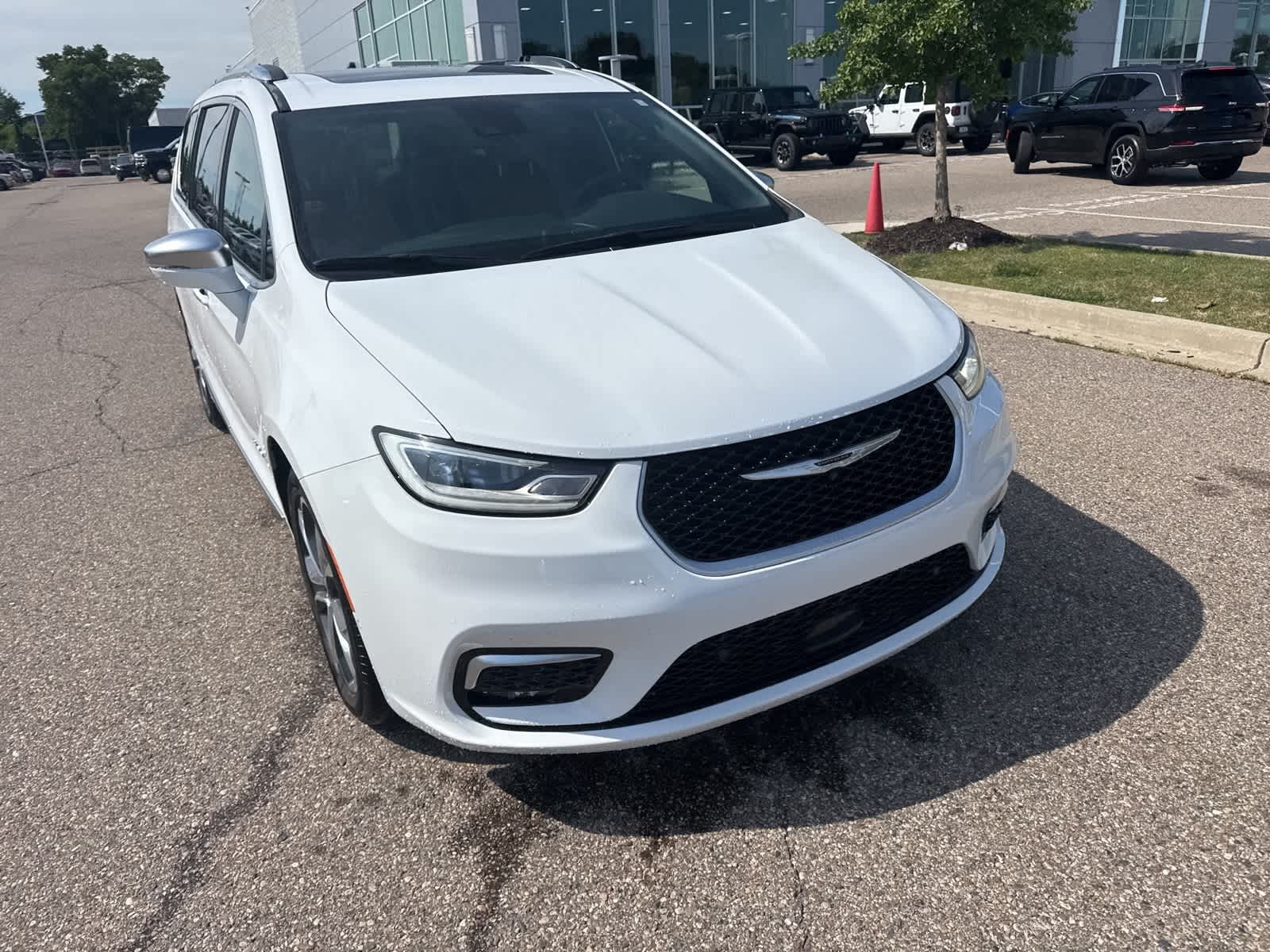 Thumbnail: 2022 Chrysler Pacifica - 6