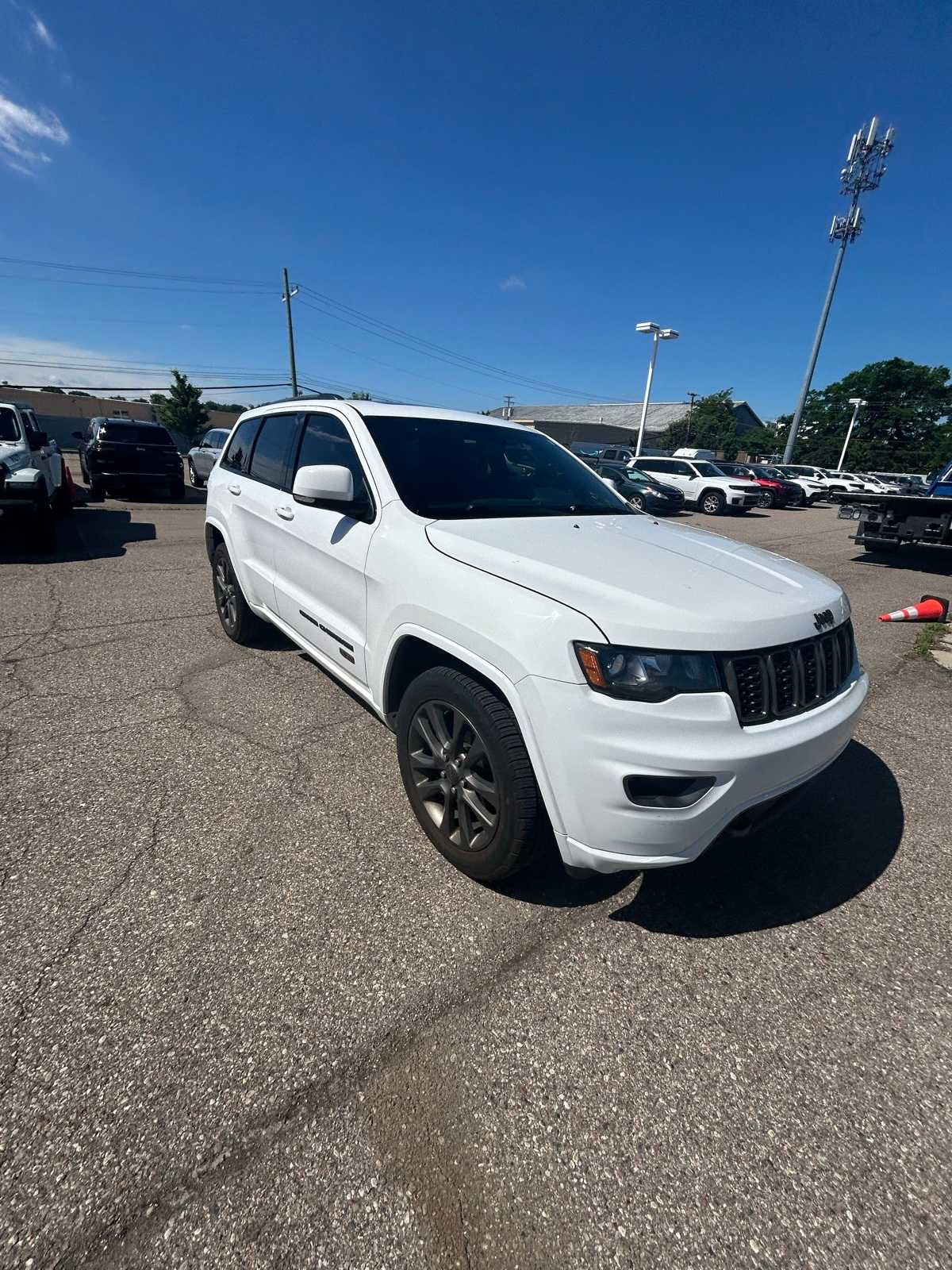 Thumbnail: 2017 Jeep Grand Cherokee - 5