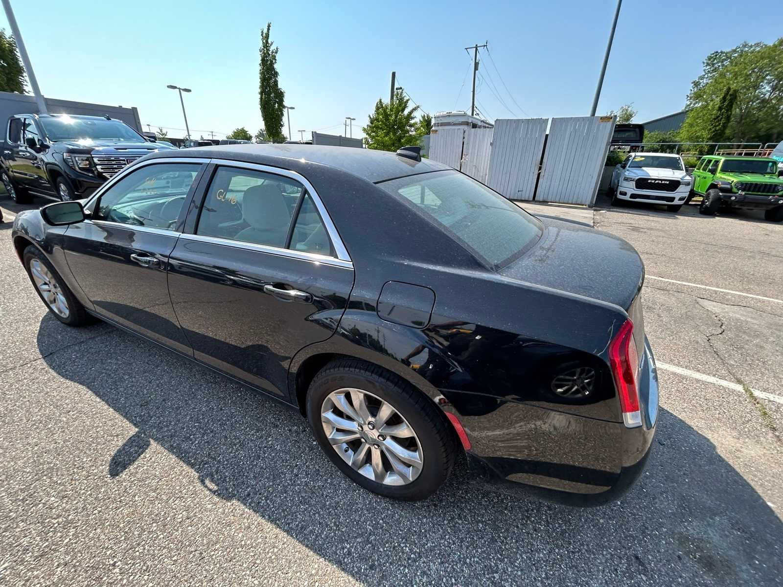 Thumbnail: 2023 Chrysler 300 - 21