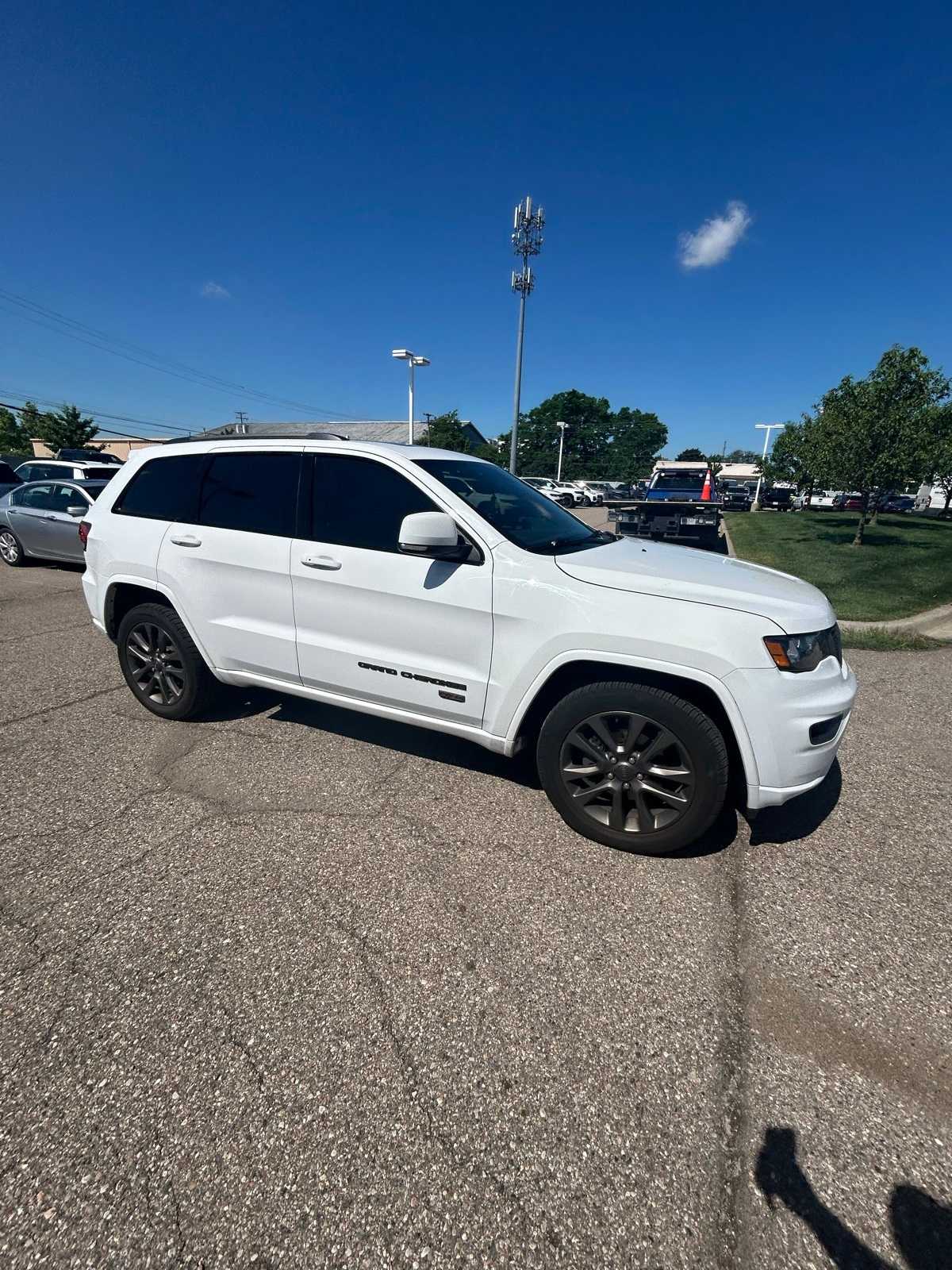 Thumbnail: 2017 Jeep Grand Cherokee - 9