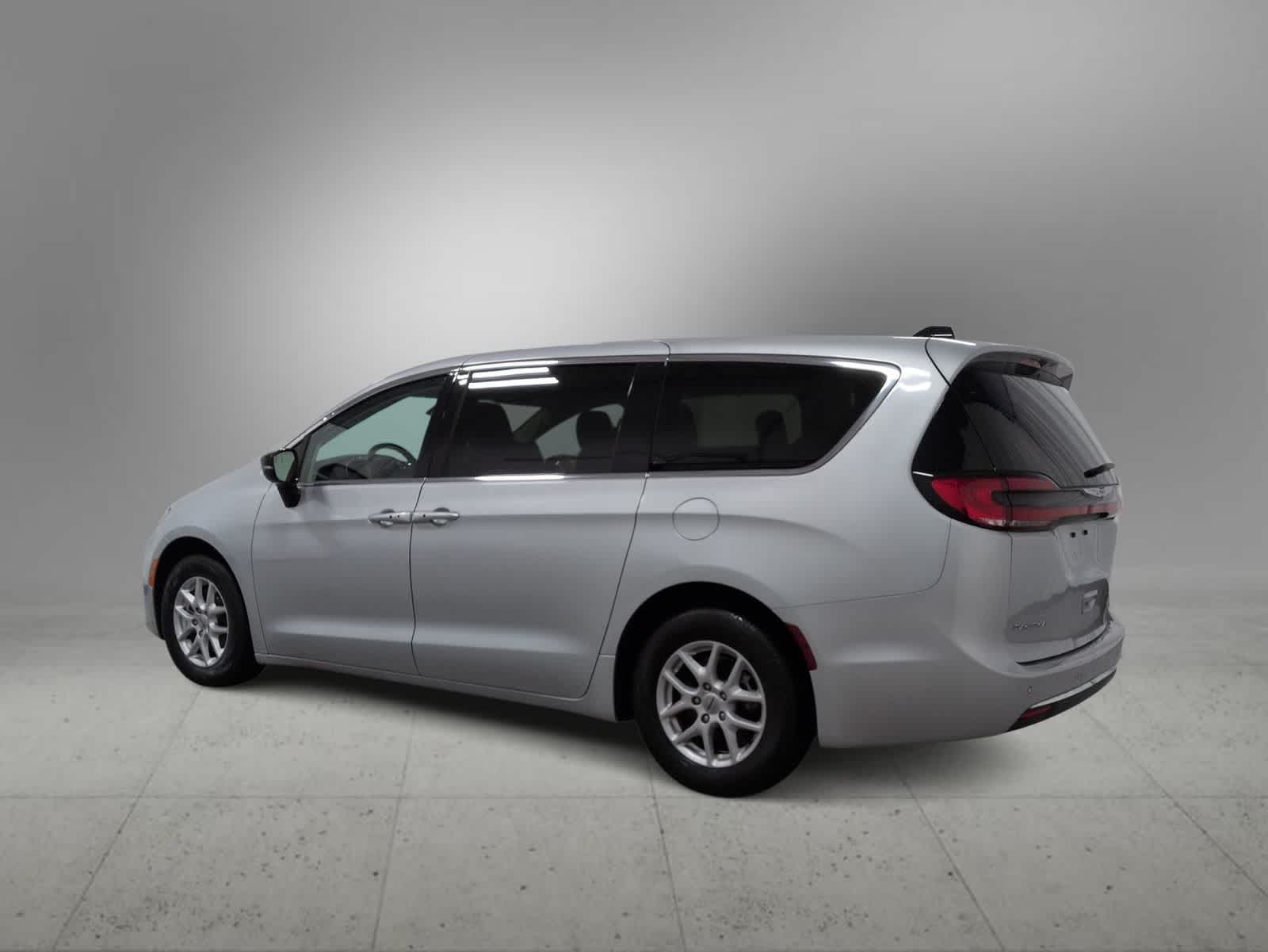 Thumbnail: 2024 Chrysler Pacifica - 6
