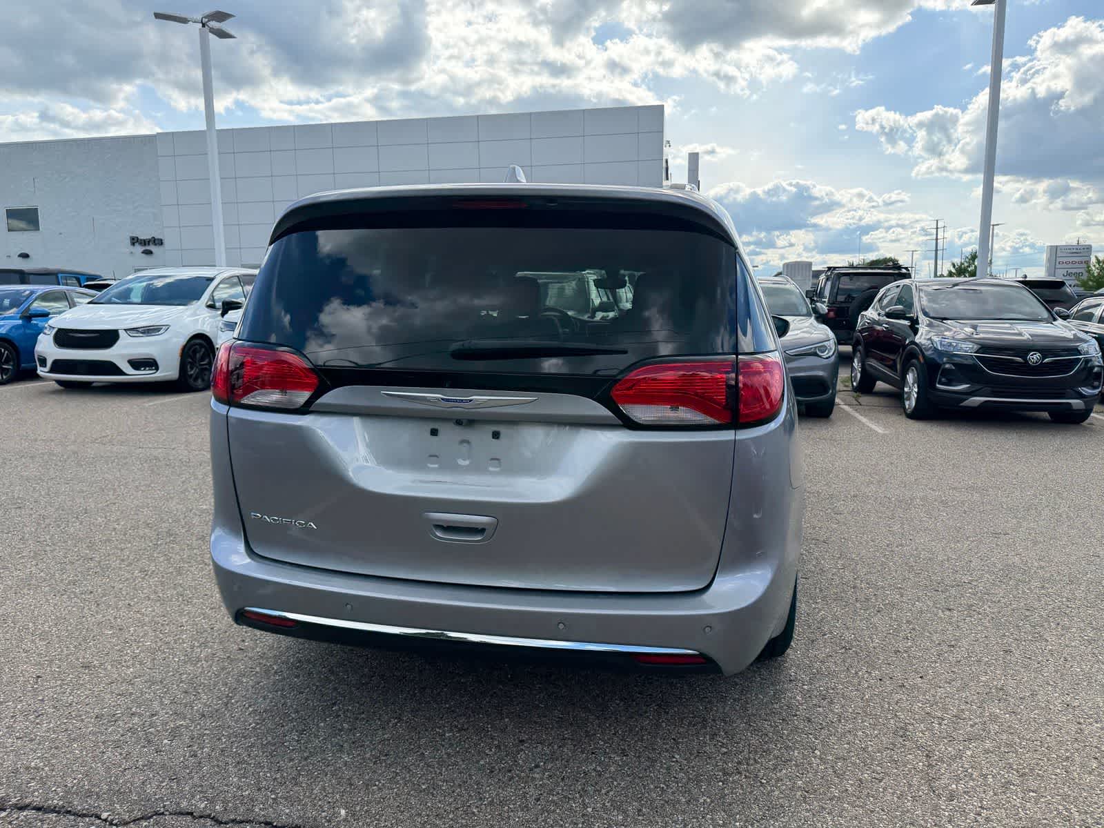 Thumbnail: 2018 Chrysler Pacifica - 18