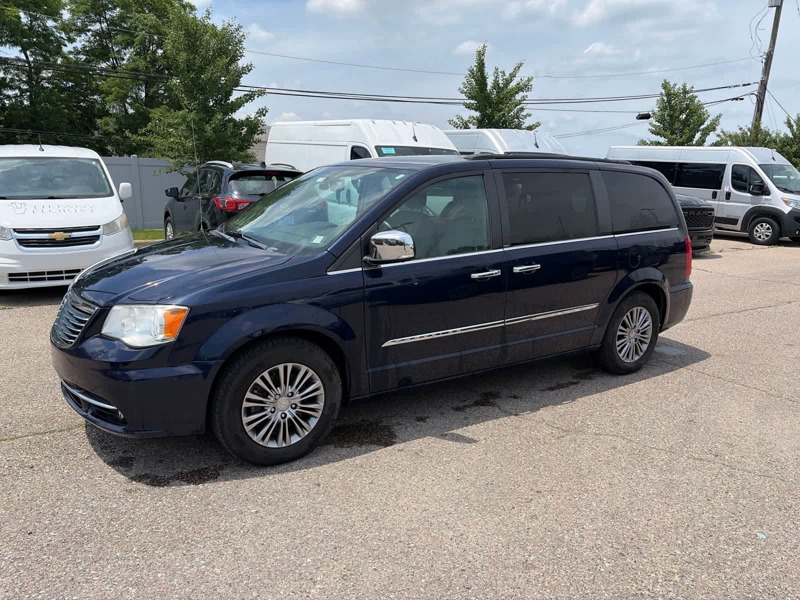 Thumbnail: 2014 Chrysler Town & Country - 19