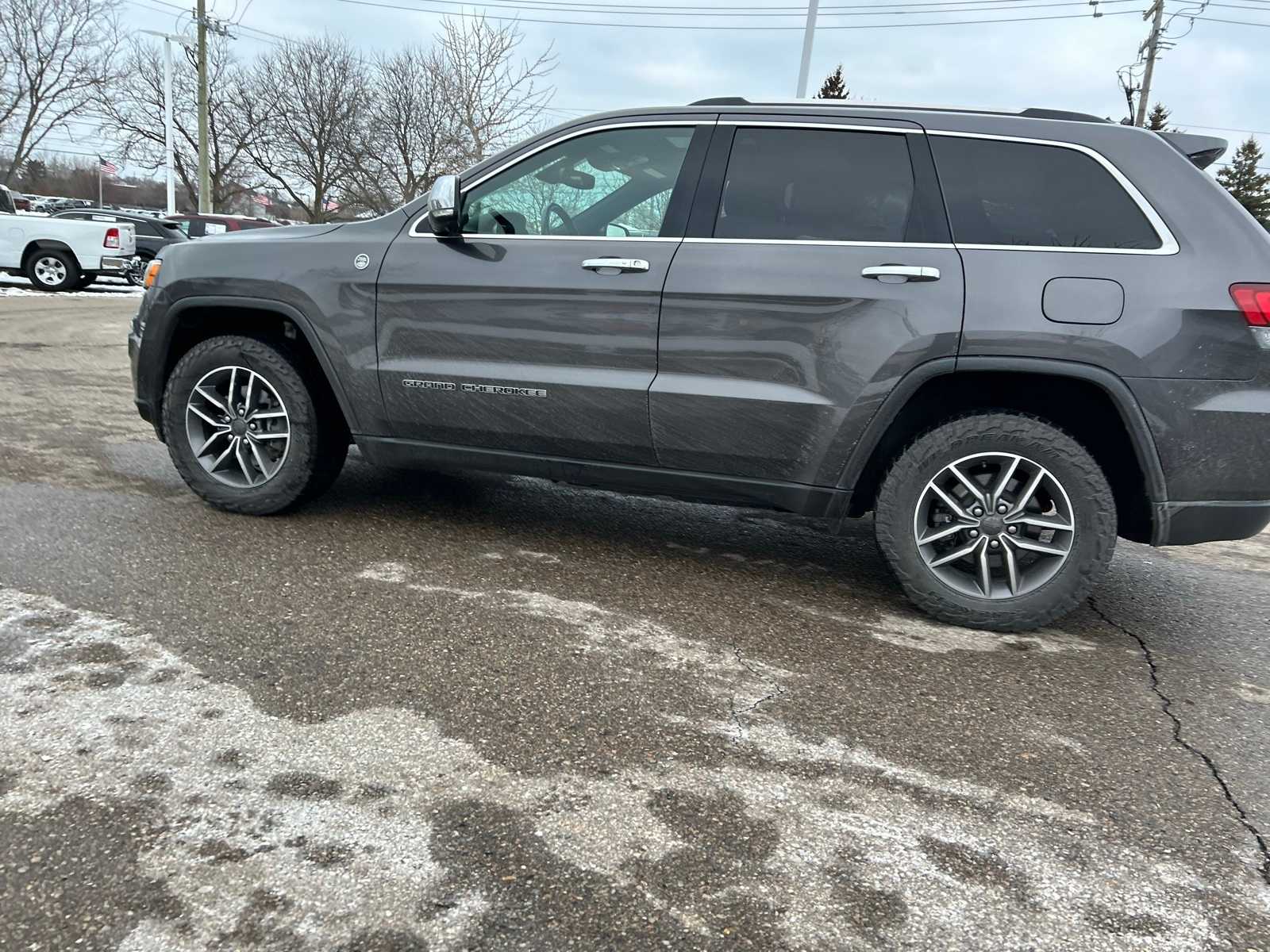 Thumbnail: 2020 Jeep Grand Cherokee - 24
