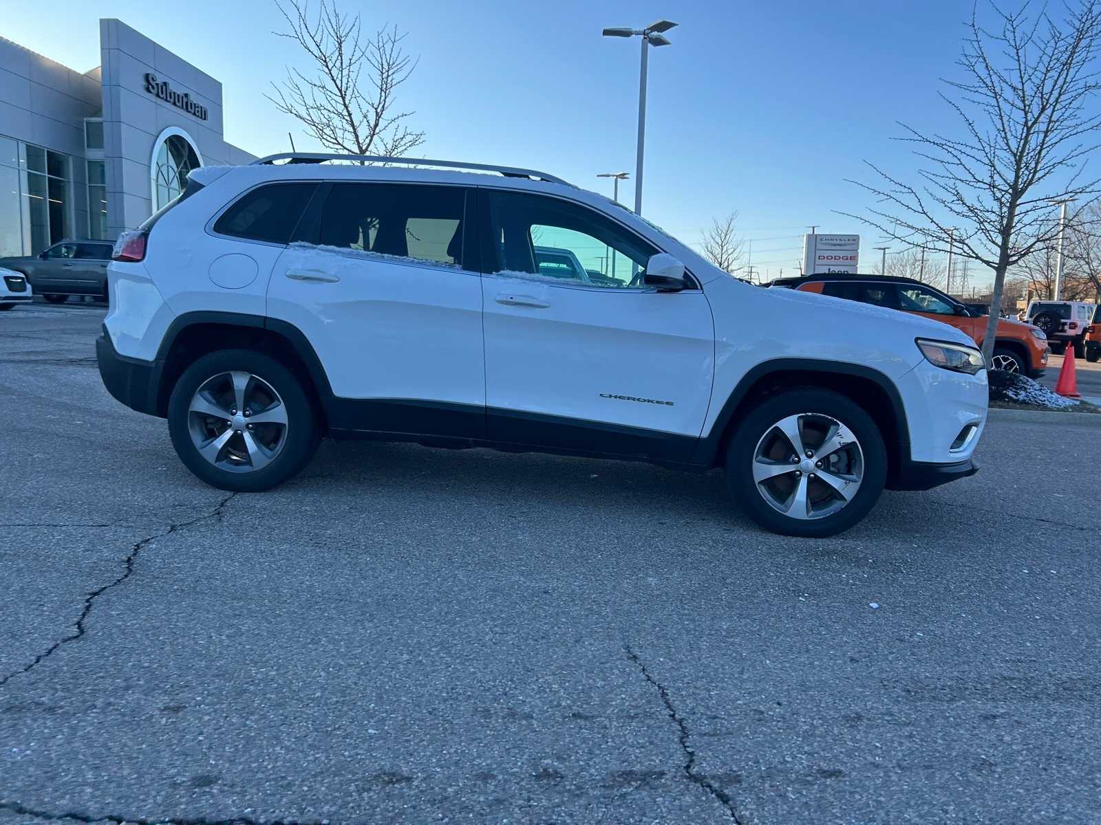 Thumbnail: 2019 Jeep Cherokee - 15