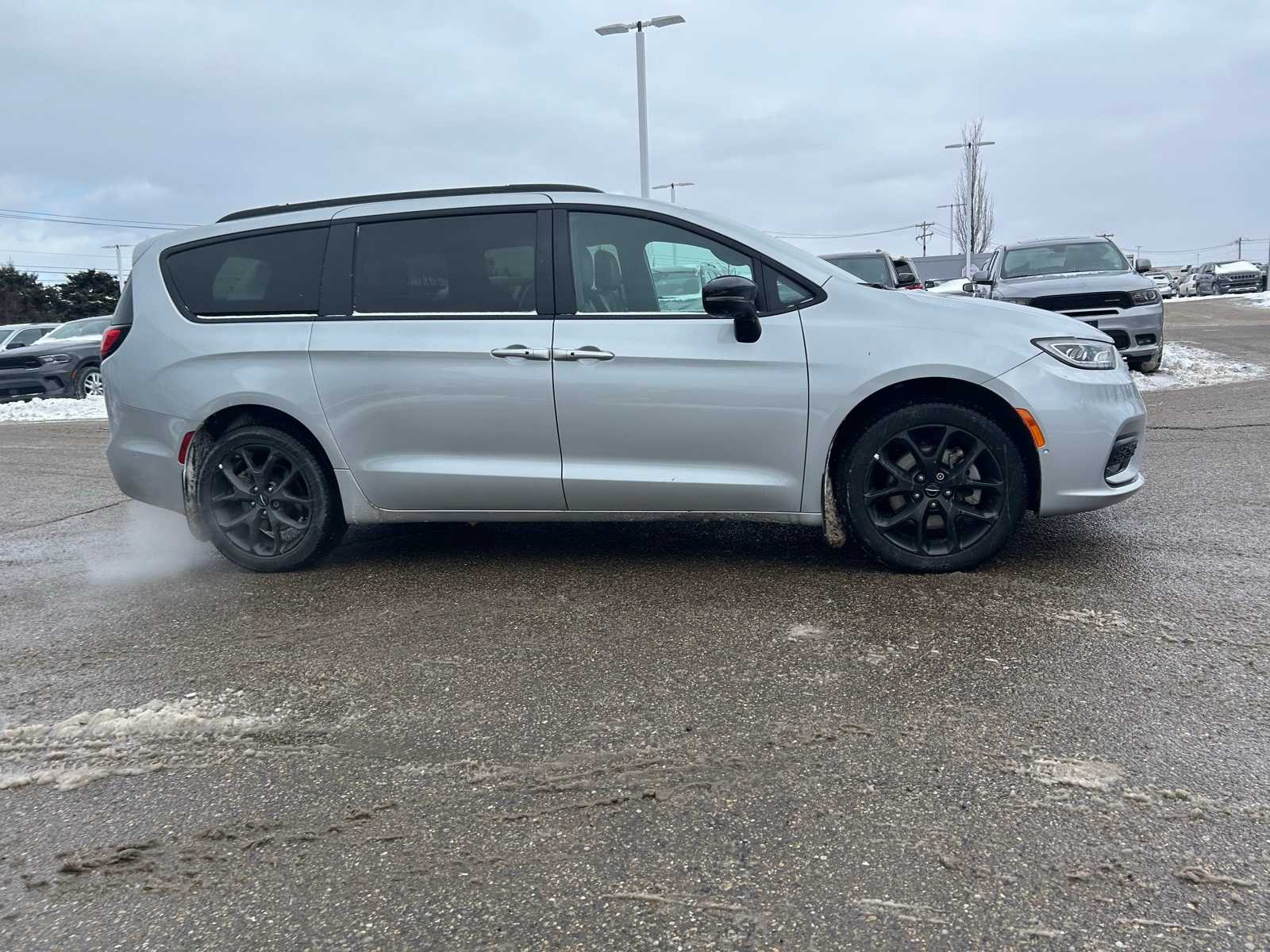 Thumbnail: 2023 Chrysler Pacifica - 14