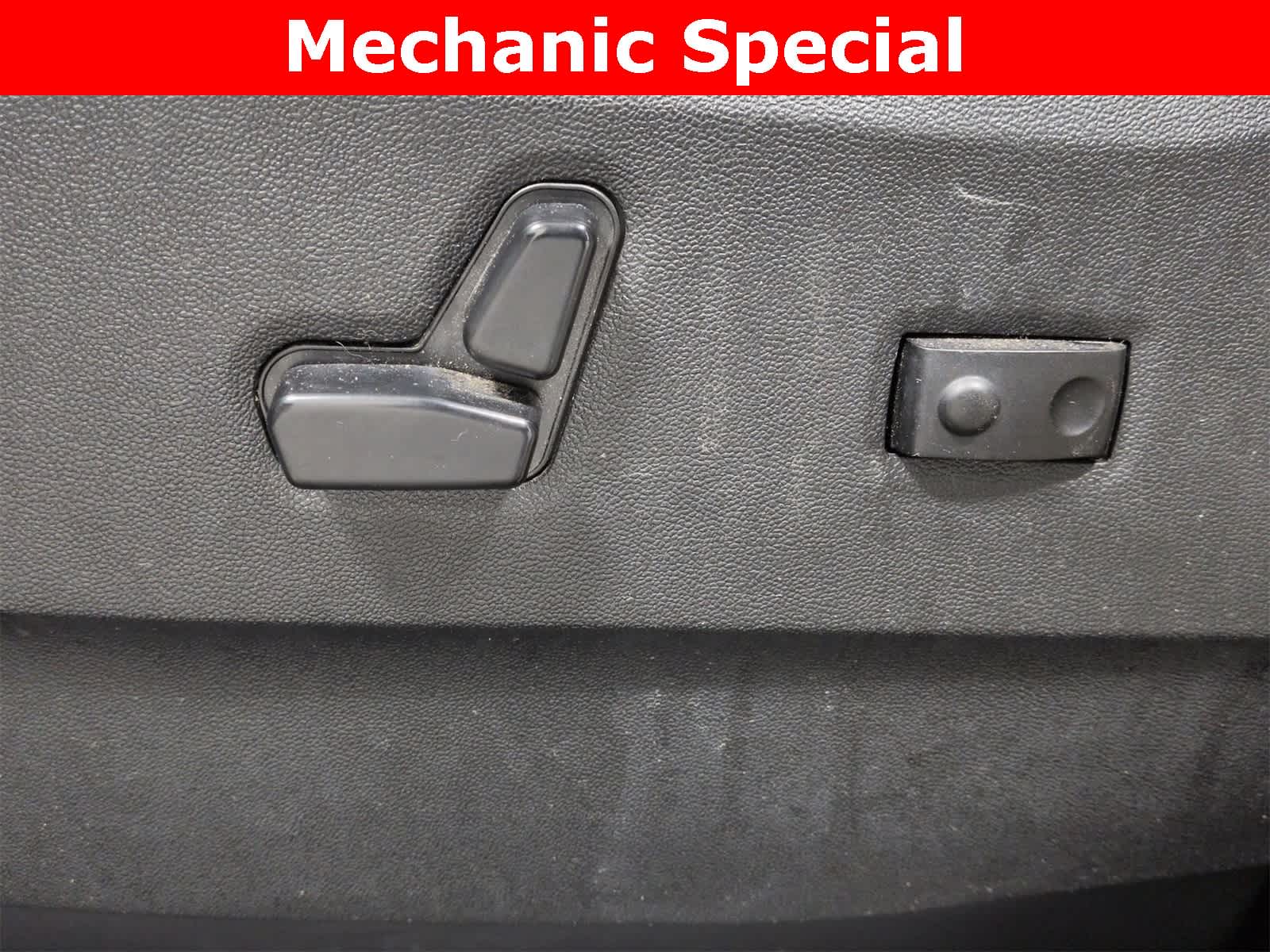 Thumbnail: 2012 Chrysler Town & Country - 18