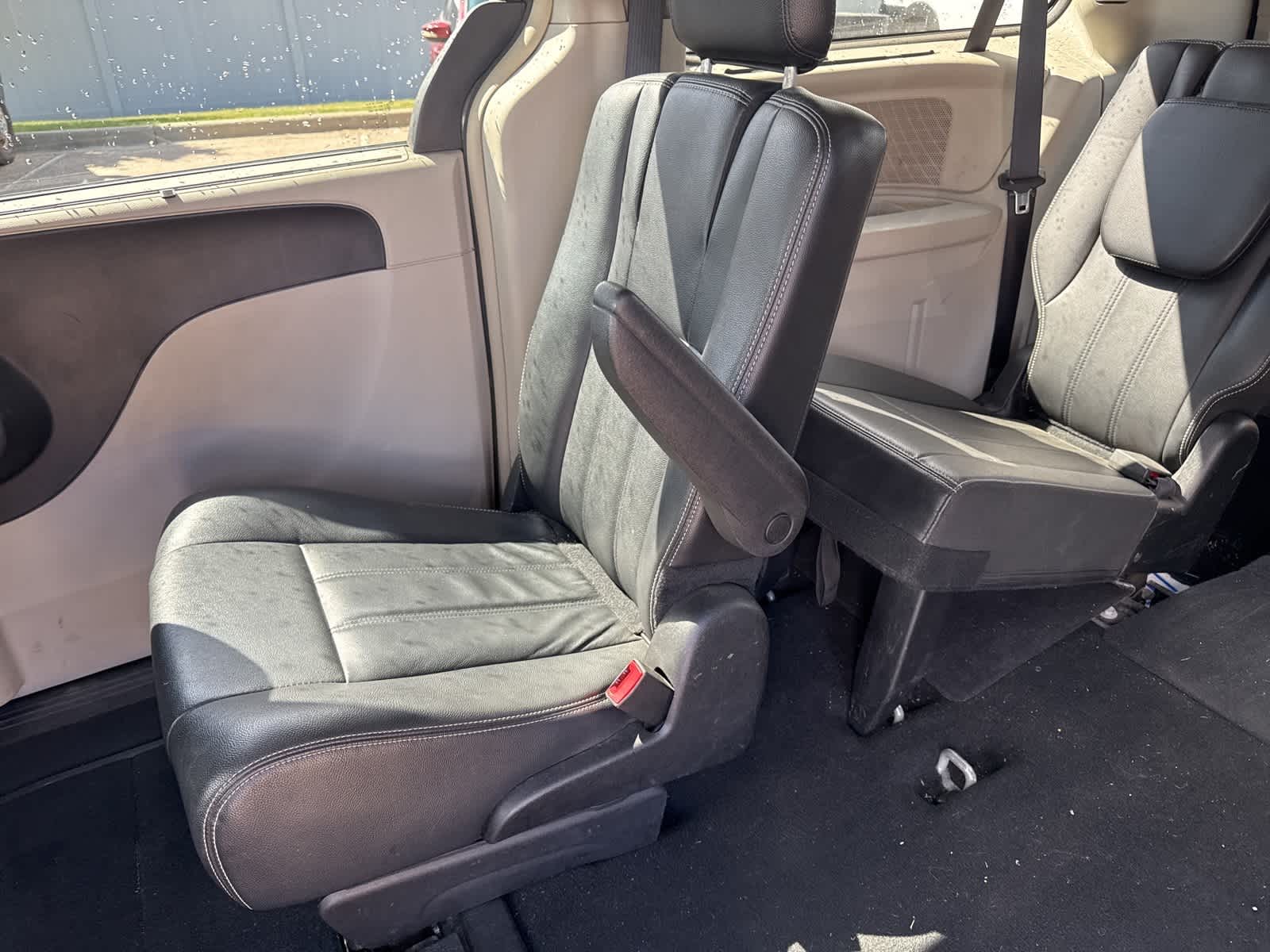 Thumbnail: 2015 Chrysler Town & Country - 28