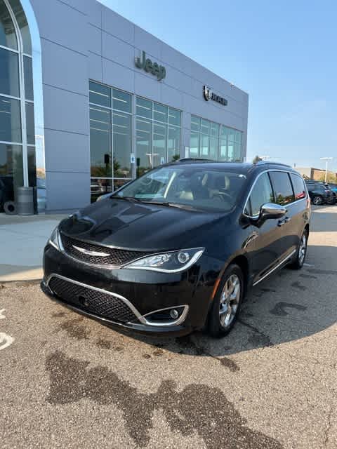 Used 2019 Chrysler Pacifica Limited with VIN 2C4RC1GGXKR714444 for sale in Farmington, MI