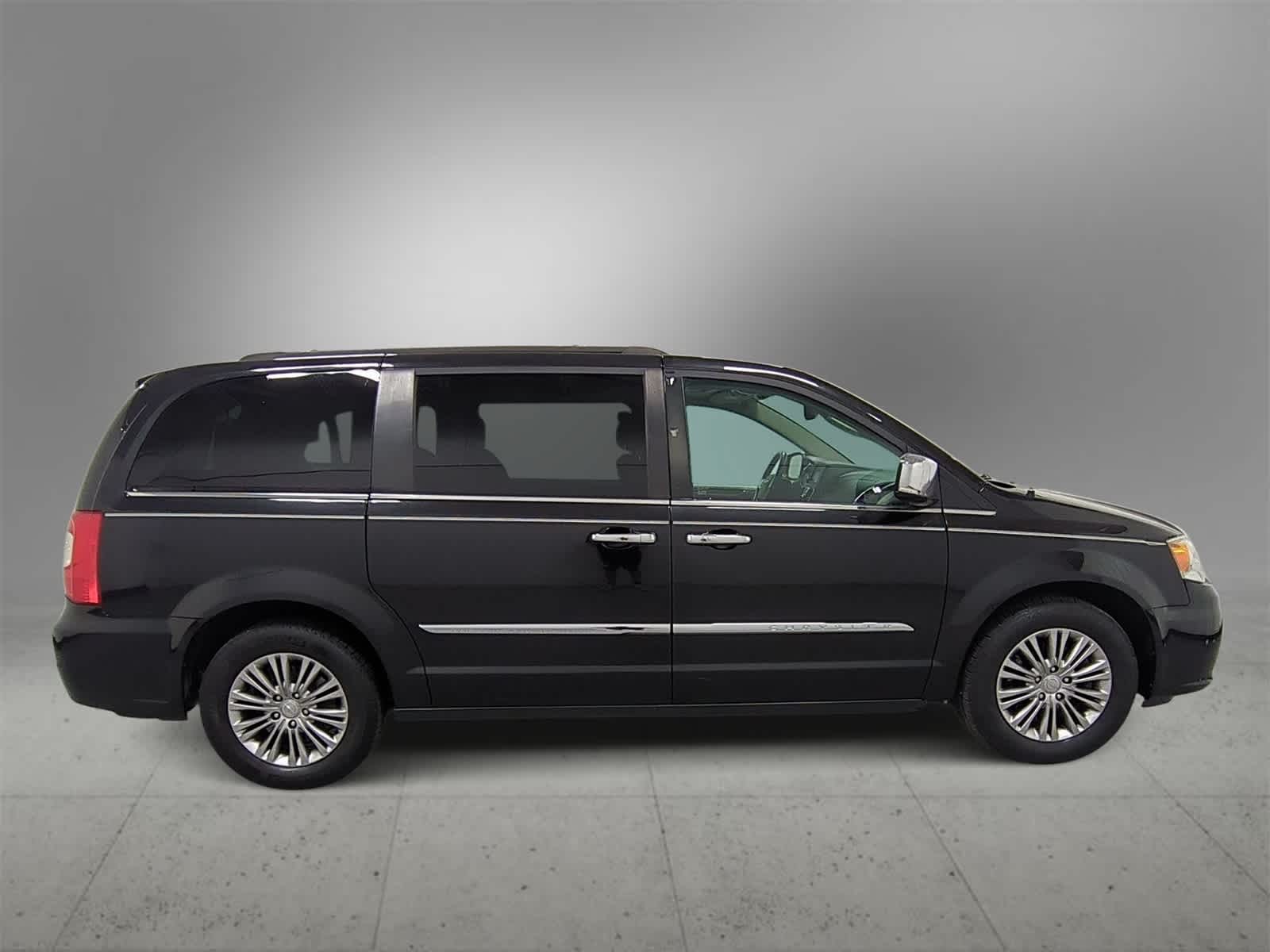 Thumbnail: 2016 Chrysler Town & Country - 9