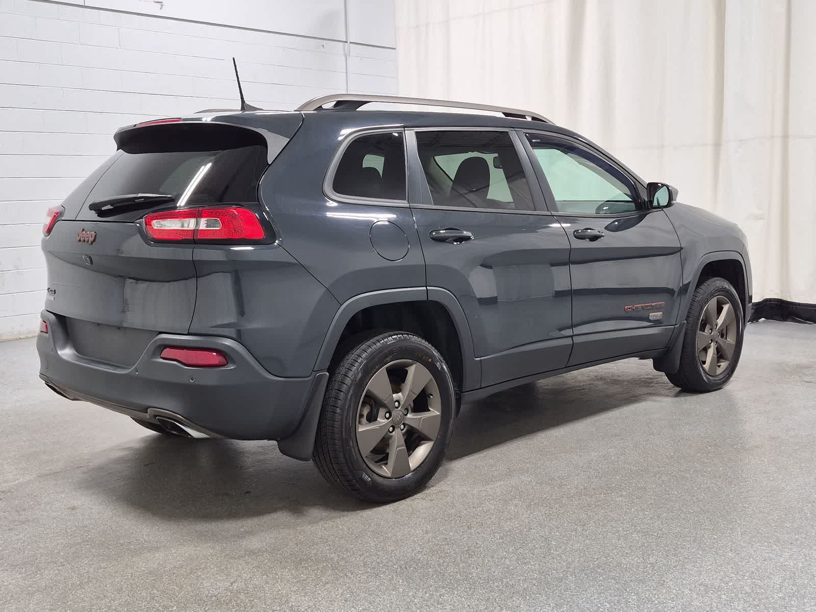 Thumbnail: 2017 Jeep Cherokee - 14
