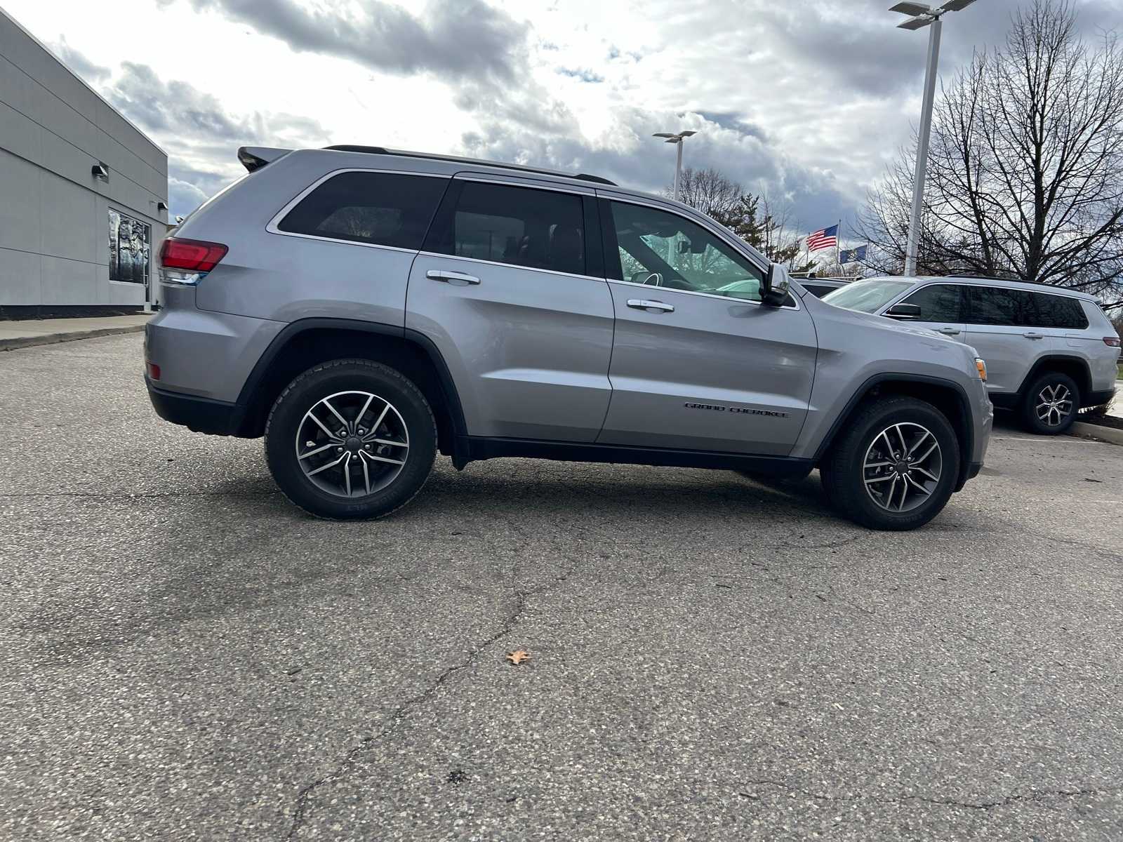 Thumbnail: 2020 Jeep Grand Cherokee - 9